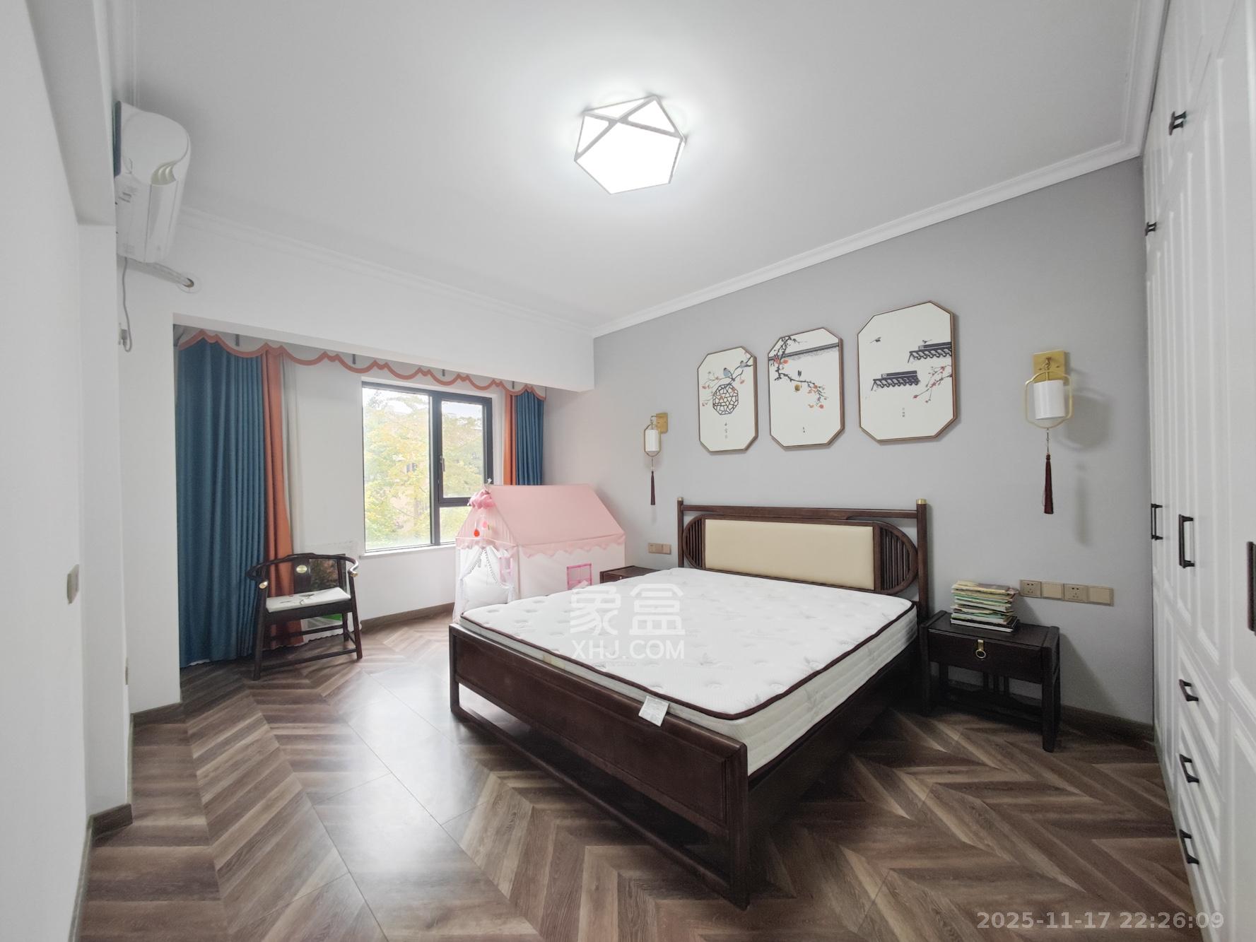 托斯卡纳洋房高层  4室2厅2卫    175.0万卧室