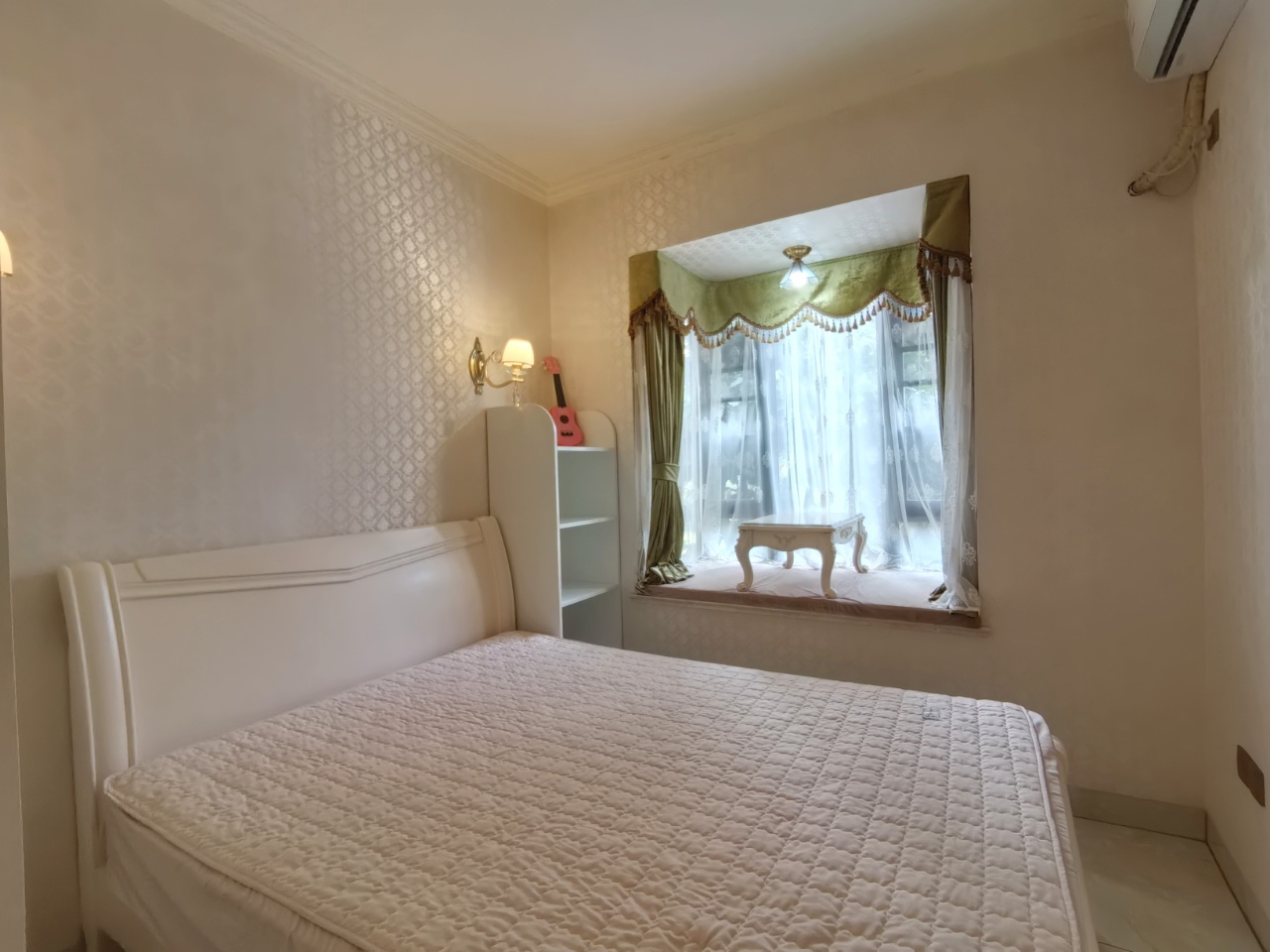 海航豪庭北苑  3室2厅2卫    360.0万客厅