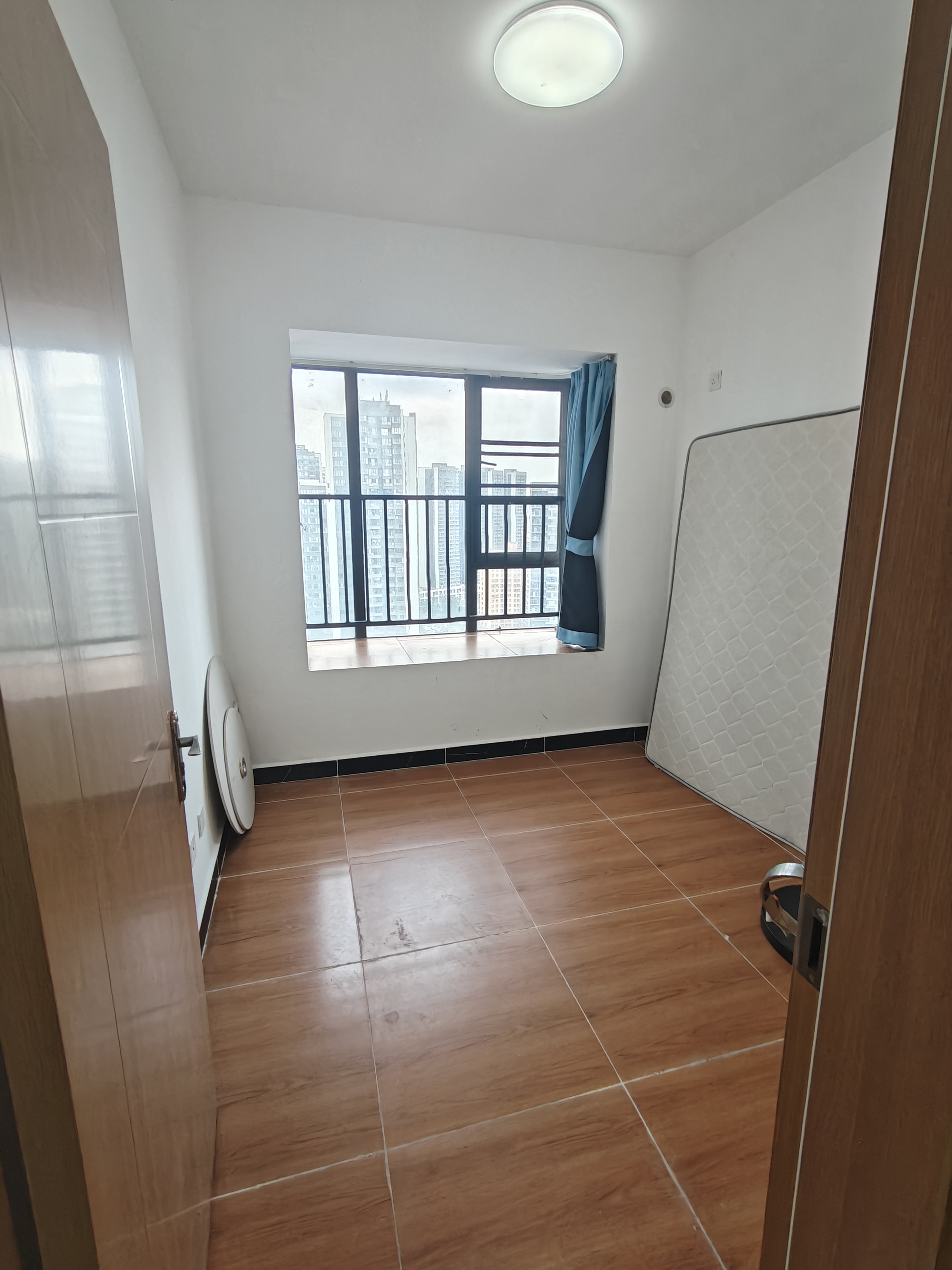 坡博家园四区  4室2厅2卫    3300.0元/月室内图