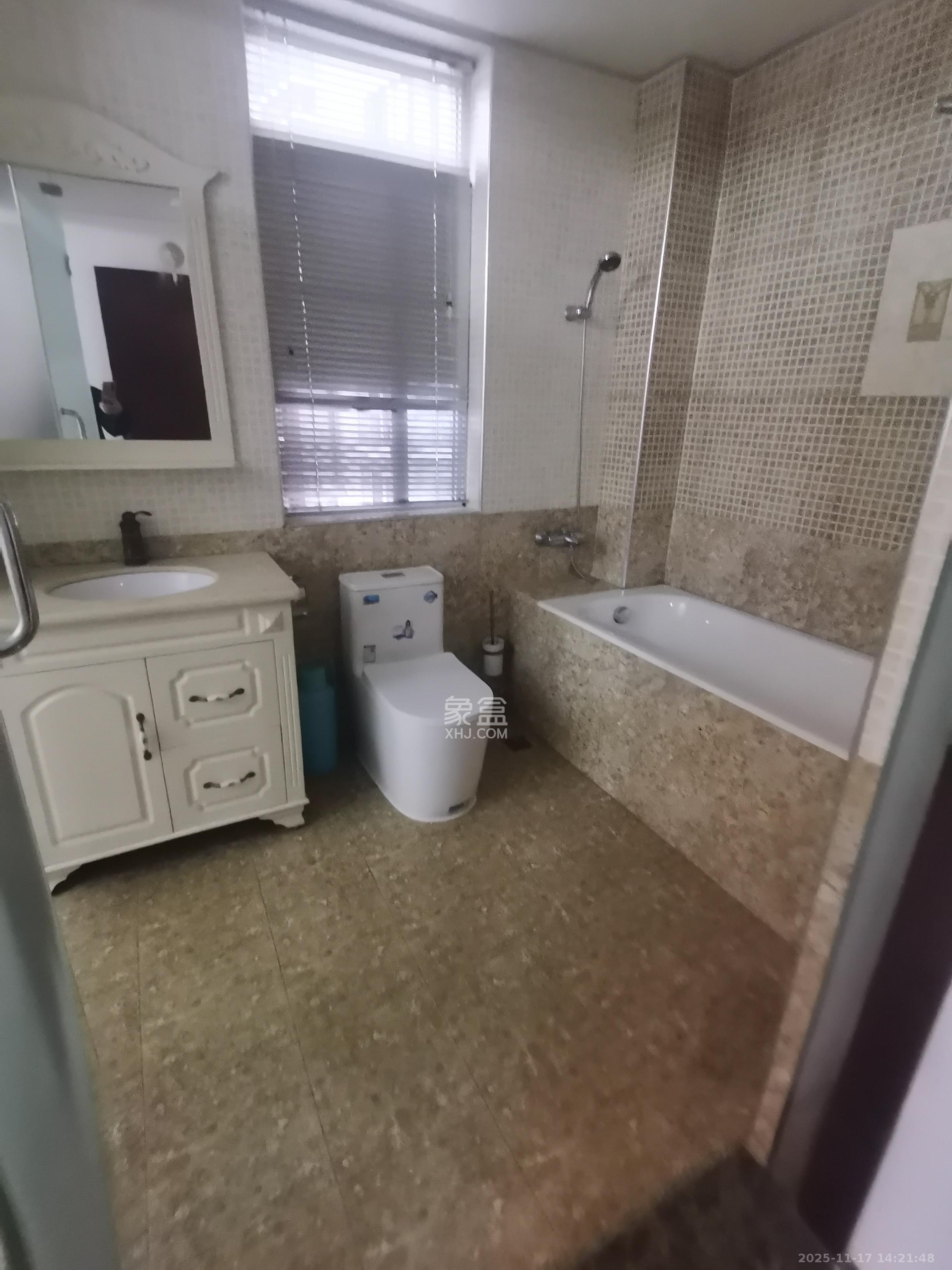 山语城一期  3室2厅2卫    3600.0元/月室内图