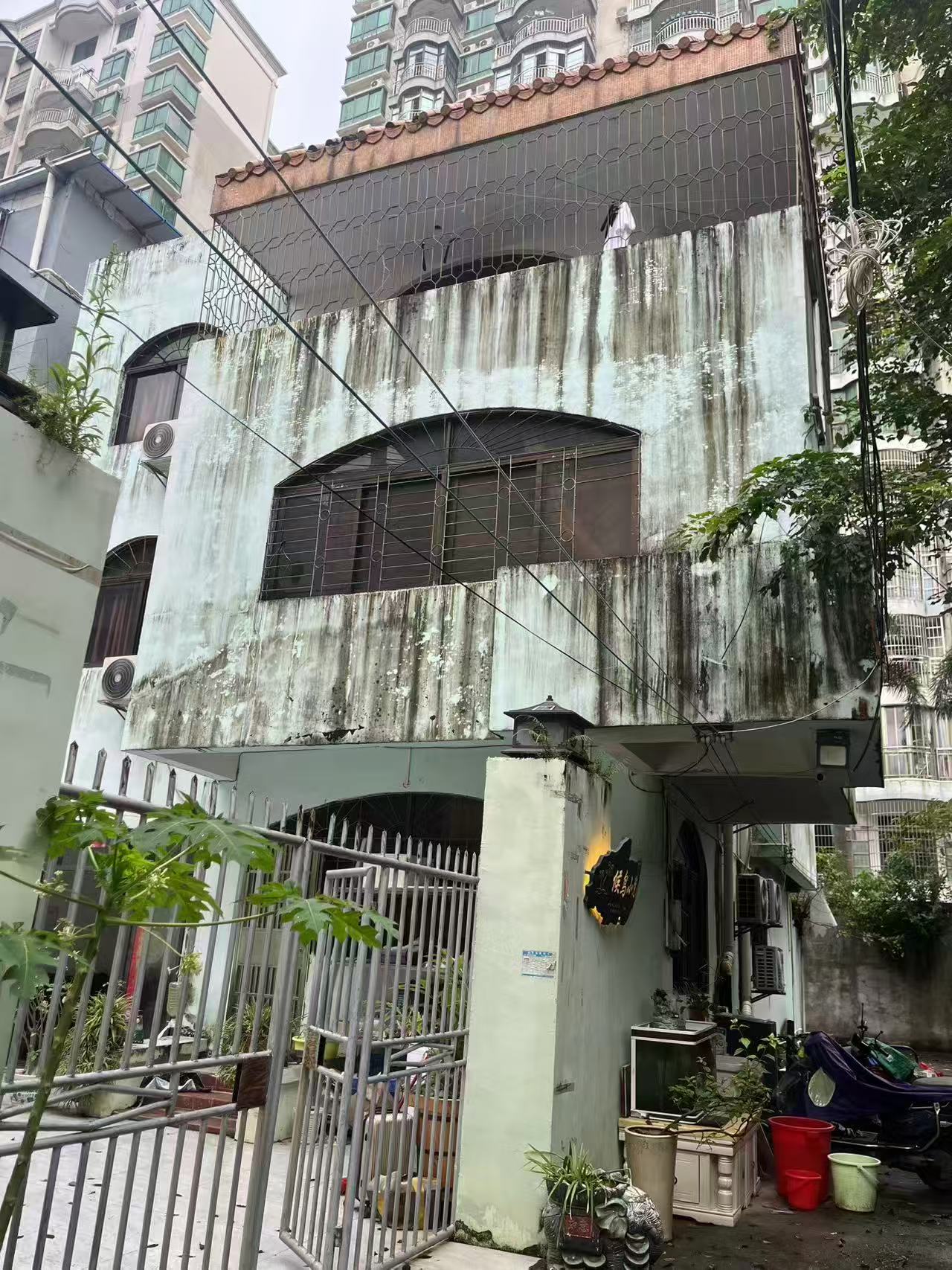 海房新村  10室3厅4卫    365.0万客厅