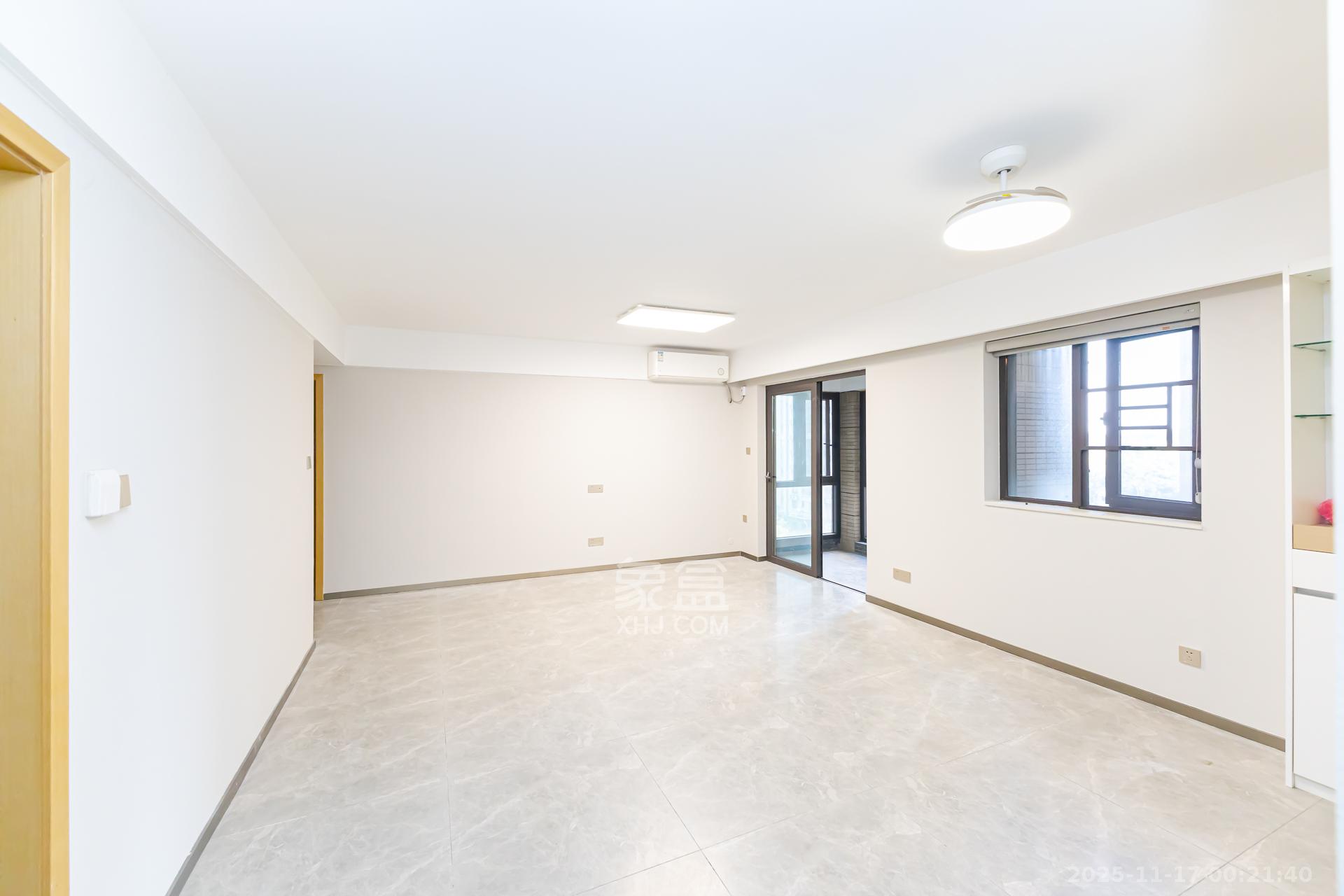 时代倾城四期 3室2厅2卫 78.0万 时代倾城四期 3室2厅2卫 78.0万客厅