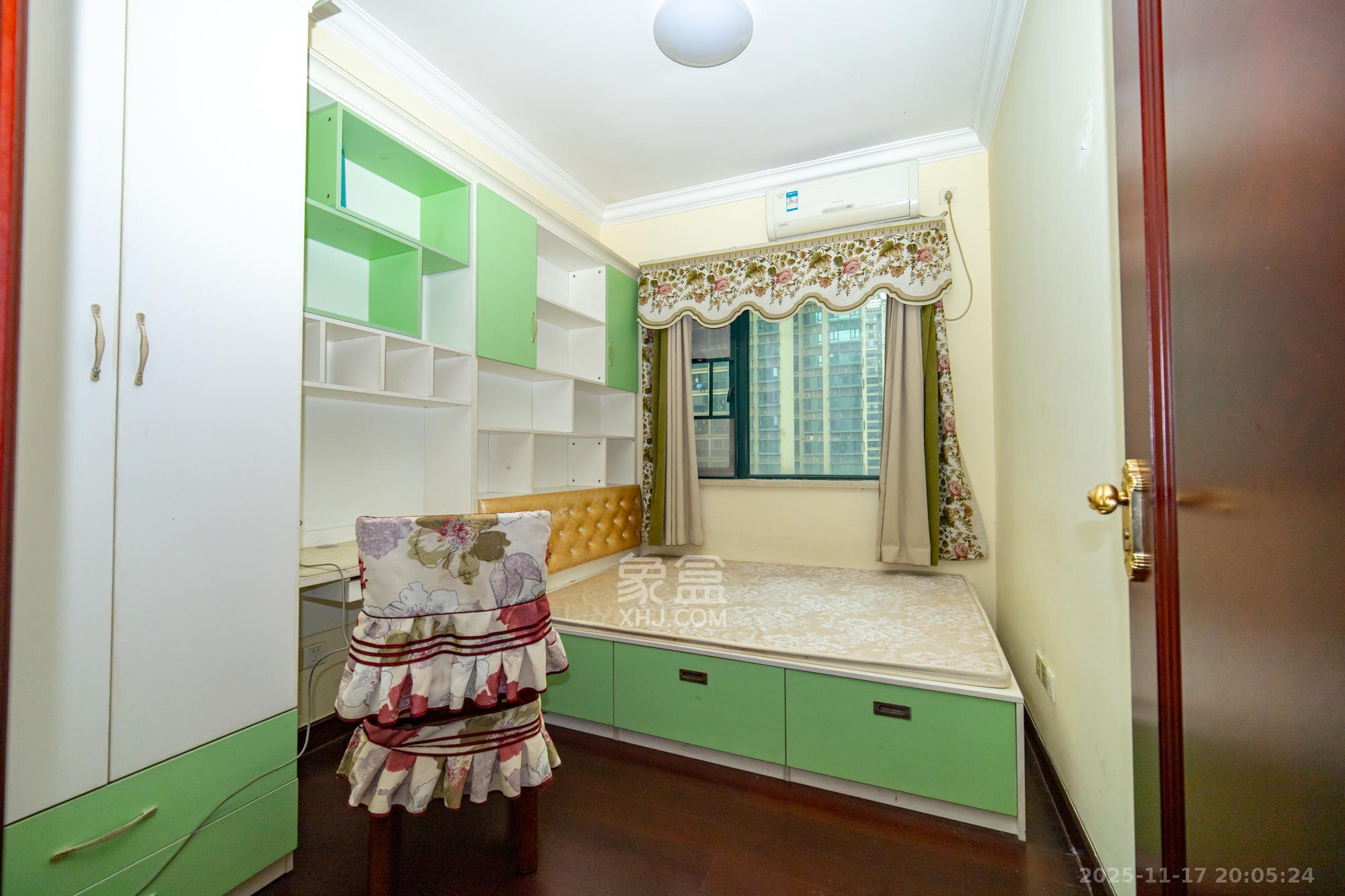 恒大翡翠华庭 4室2厅2卫 130.0万 恒大翡翠华庭 4室2厅2卫 130.0万卧室