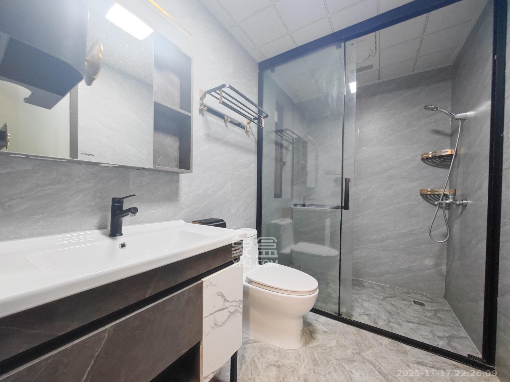 托斯卡纳洋房高层  4室2厅2卫    175.0万卫生间