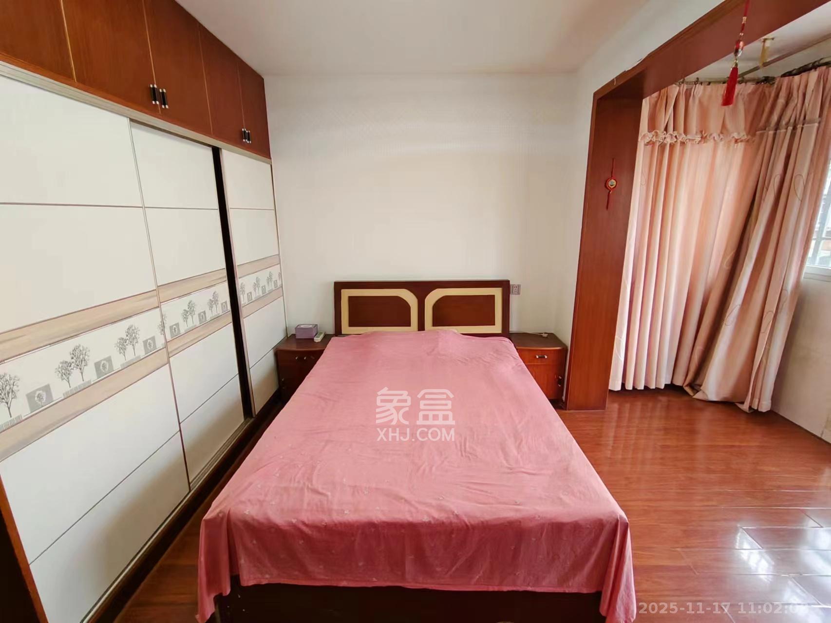 新桥小区  3室2厅2卫    2000.0元/月室内图