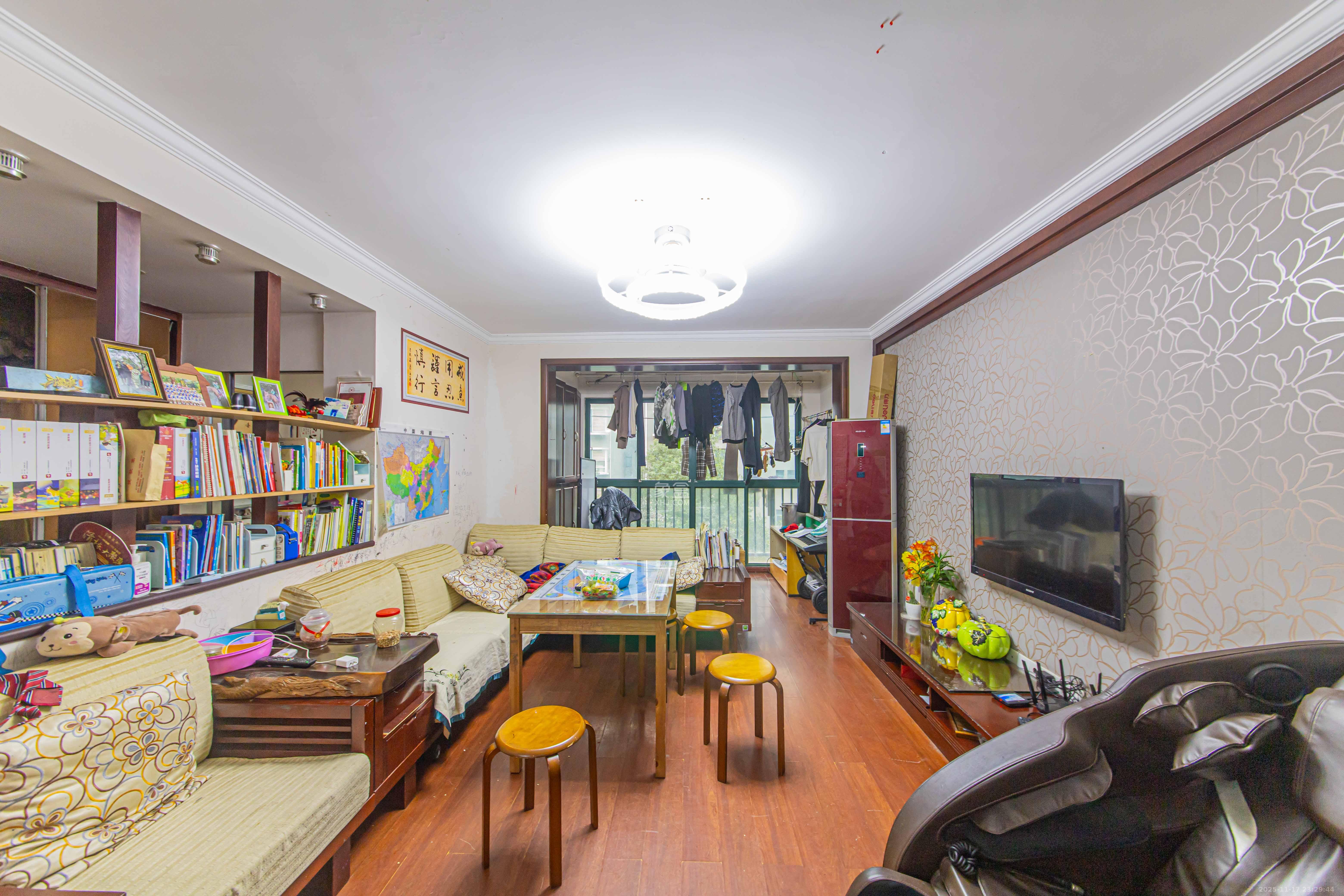 华天苑 3室2厅1卫 145.0万 华天苑 3室2厅1卫 145.0万客厅