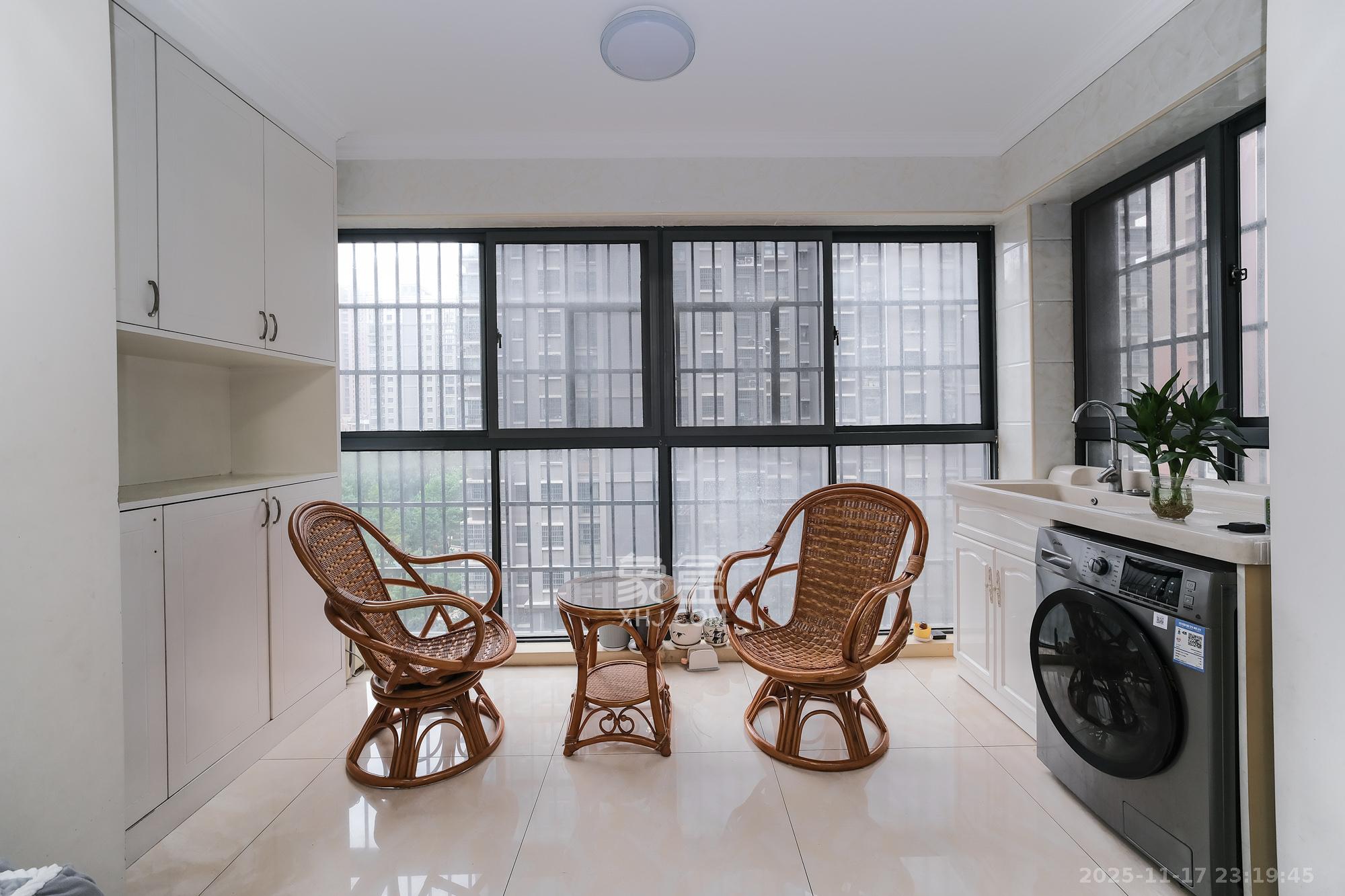 丰源国际 3室2厅1卫 79.8万 丰源国际 3室2厅1卫 79.8万阳台