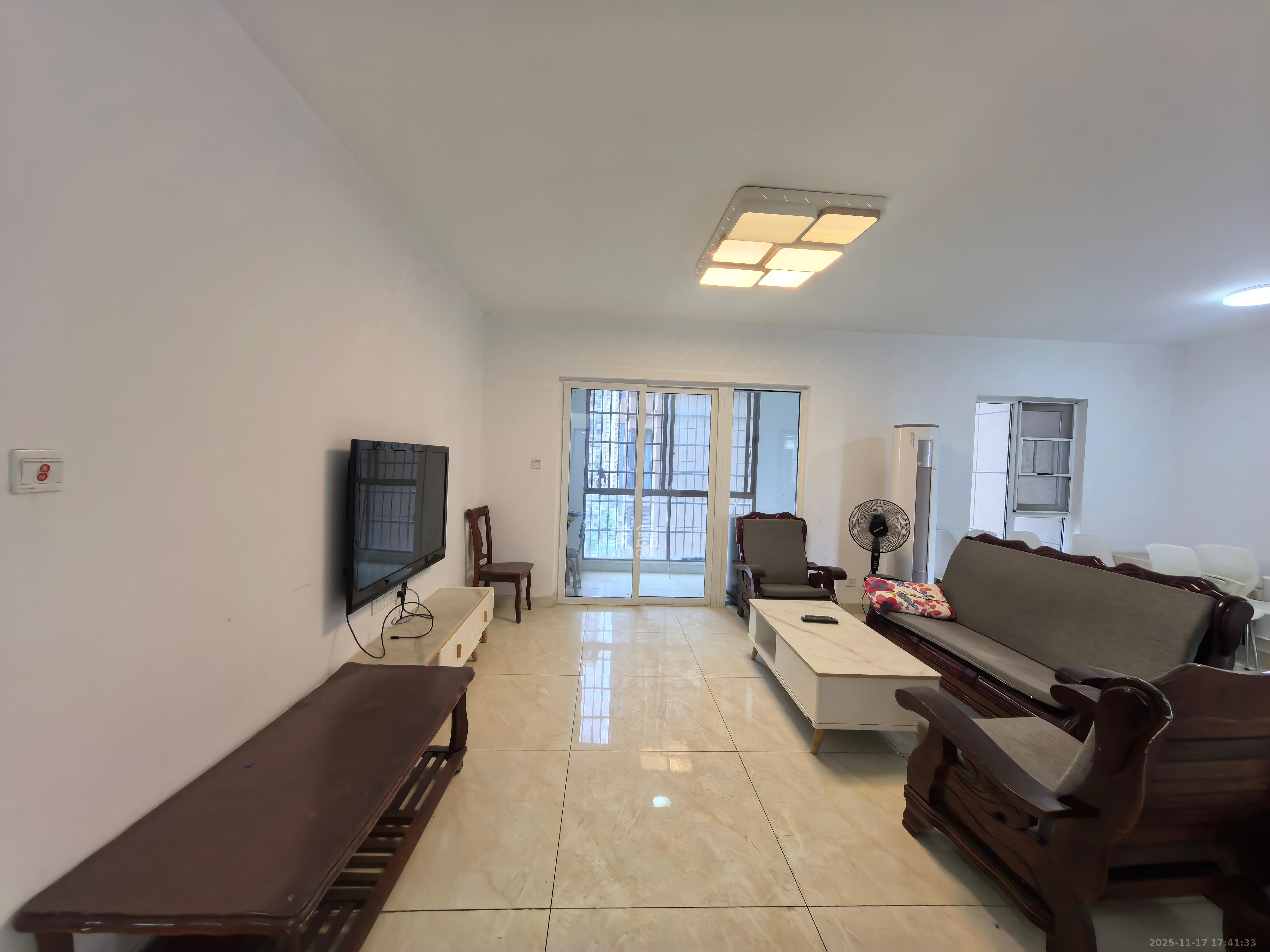 荣盛花语城 3室2厅2卫 2000.0元/月 荣盛花语城 3室2厅2卫 2000.0元/月室内图