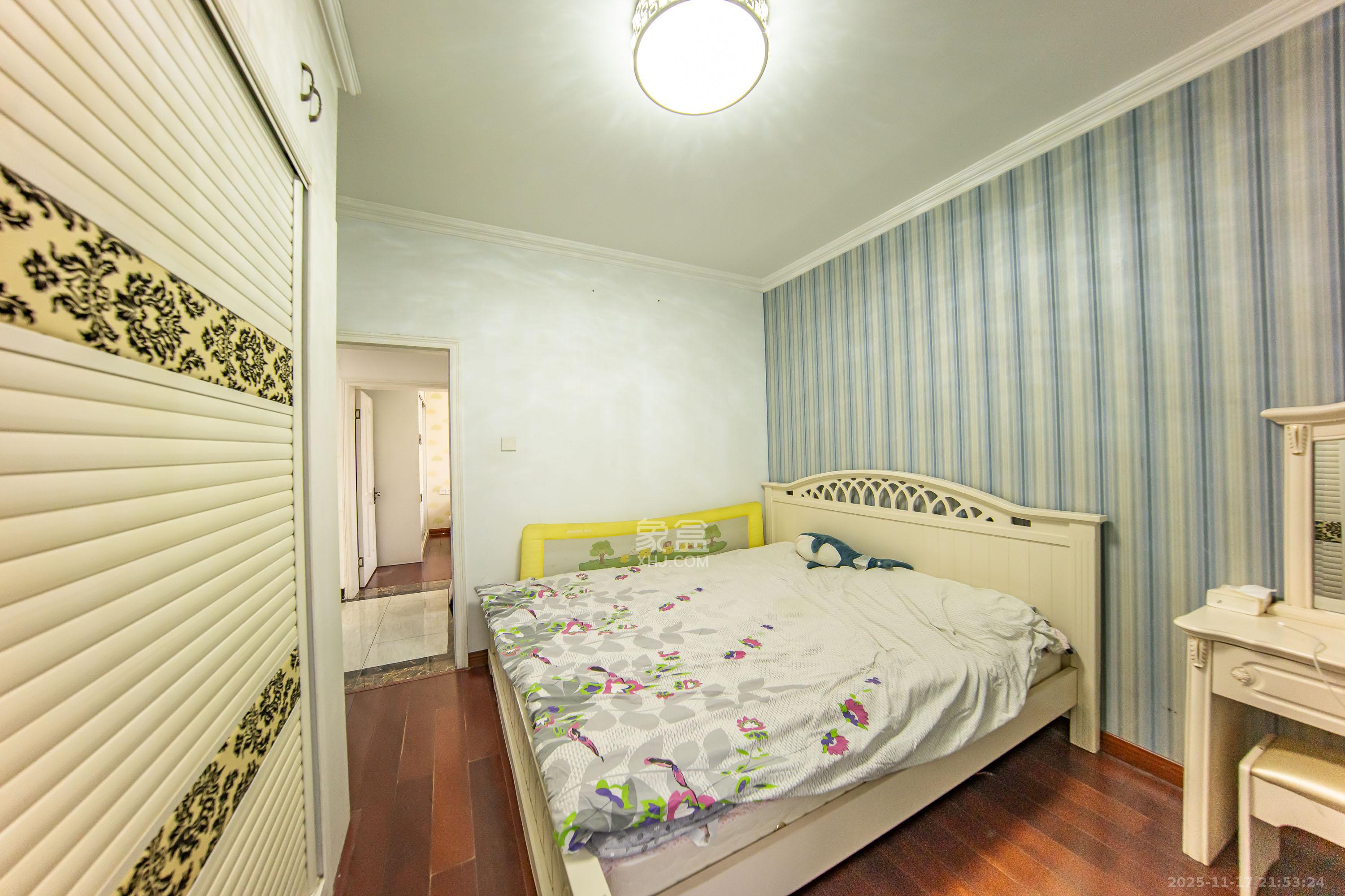 阳光100三期 3室2厅1卫 98.0万 阳光100三期 3室2厅1卫 98.0万卧室