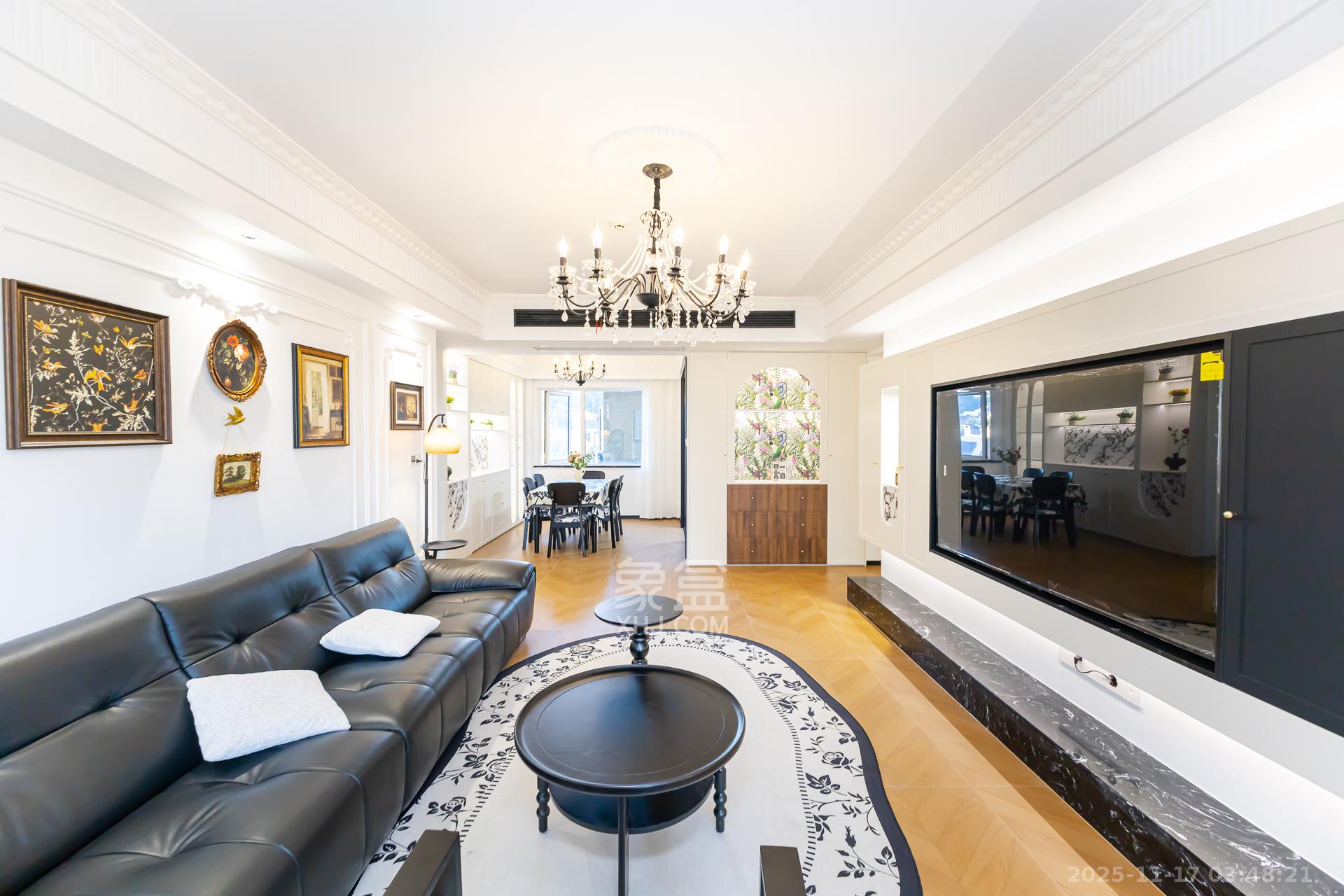 山与墅  4室2厅2卫    105.8万客厅