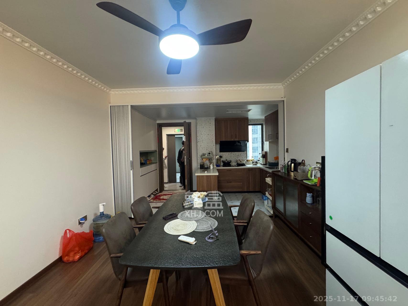 卓越伊景苑  3室2厅2卫    4000.0元/月室内图