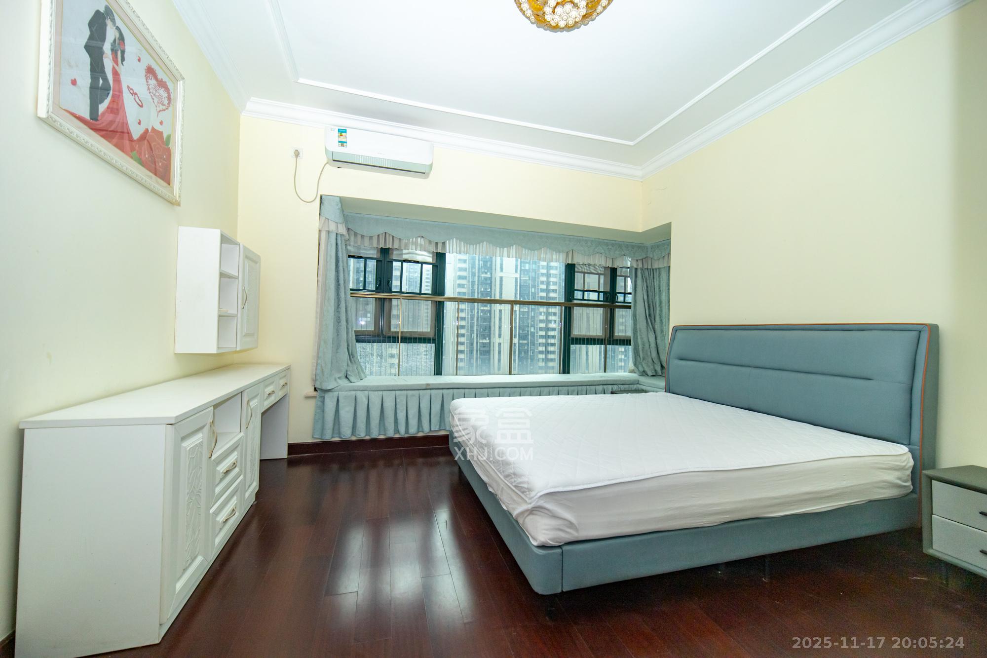 恒大翡翠华庭 4室2厅2卫 130.0万 恒大翡翠华庭 4室2厅2卫 130.0万卧室