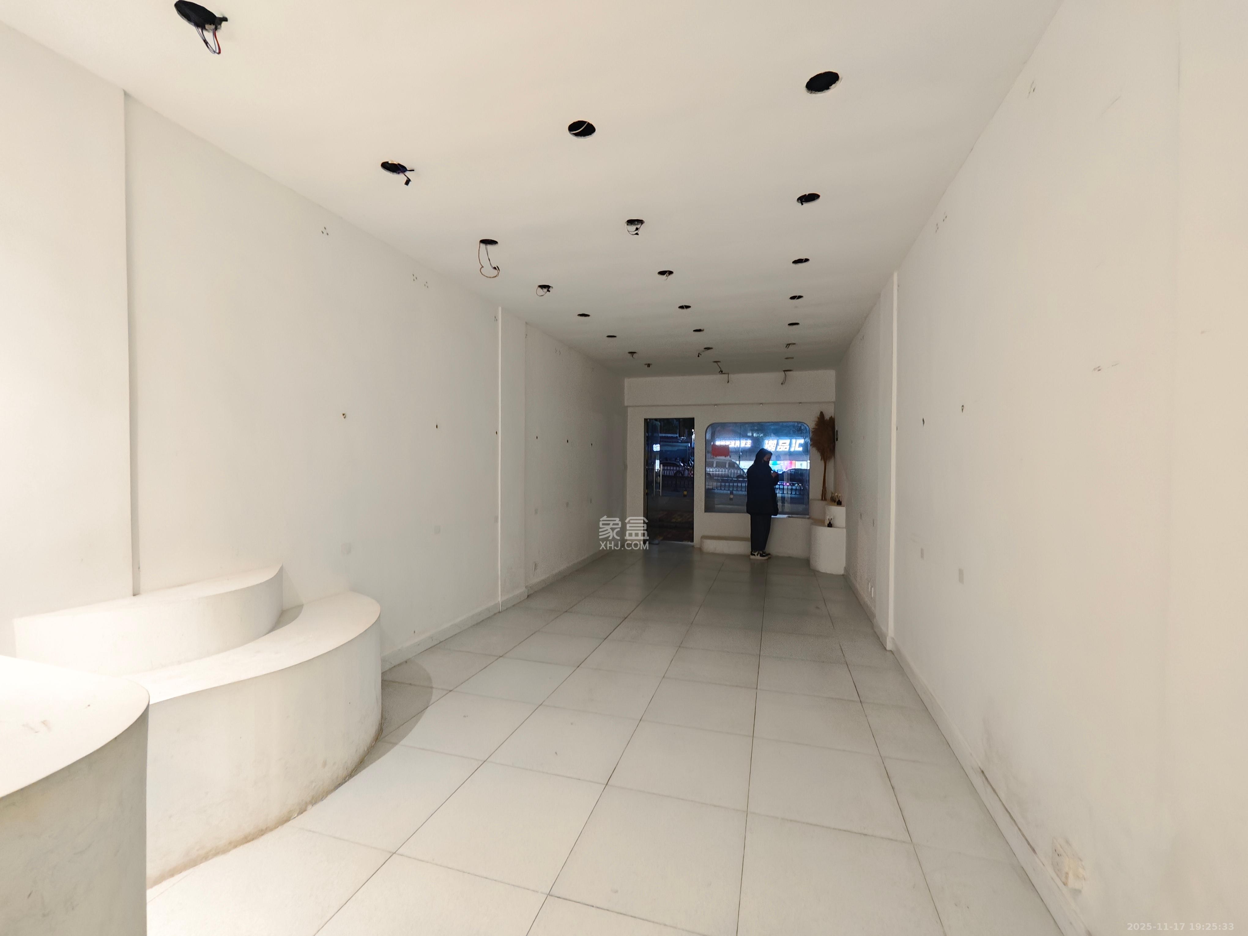 山水人家一二期   102.44㎡      5300.0元/月室内图