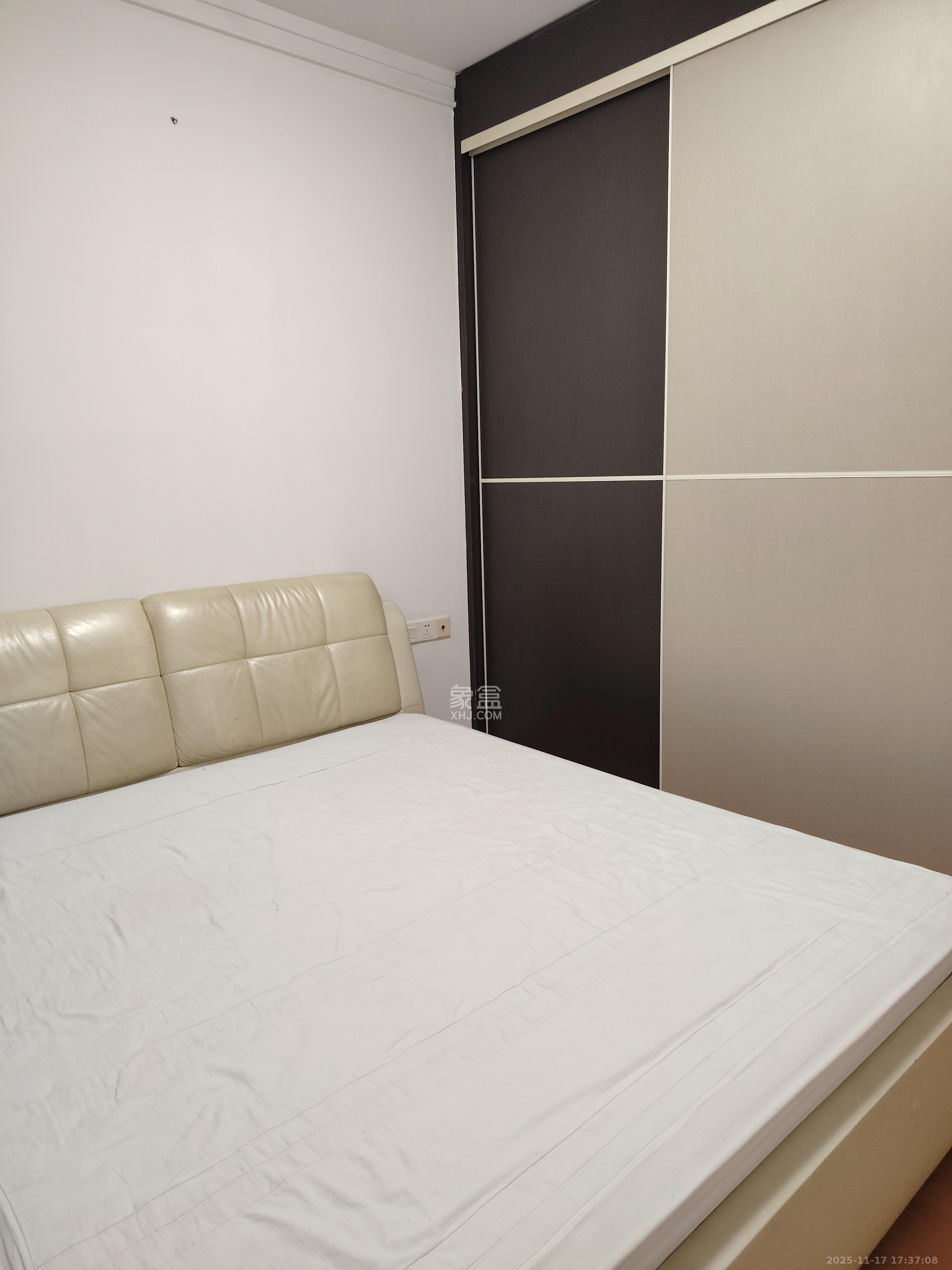 珠江花城四期花盛  1室2厅1卫    2200.0元/月室内图