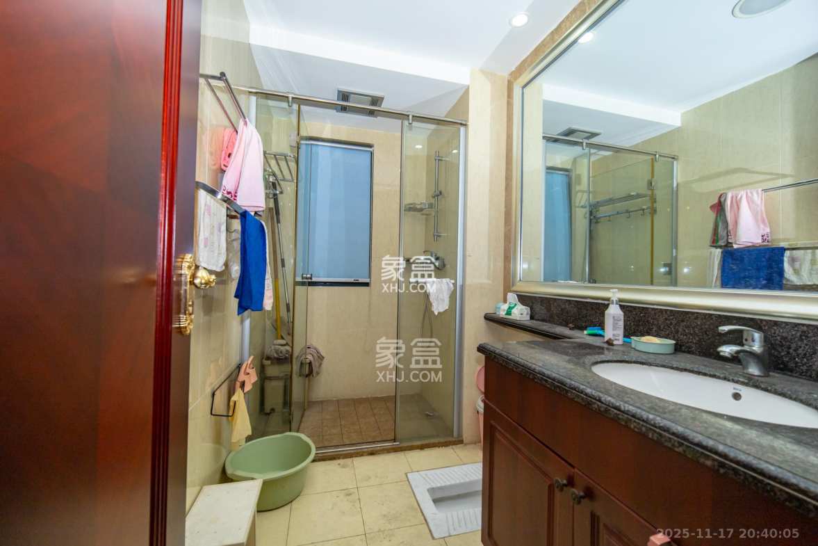 恒大翡翠华庭 3室2厅2卫 91.8万 恒大翡翠华庭 3室2厅2卫 91.8万卫生间