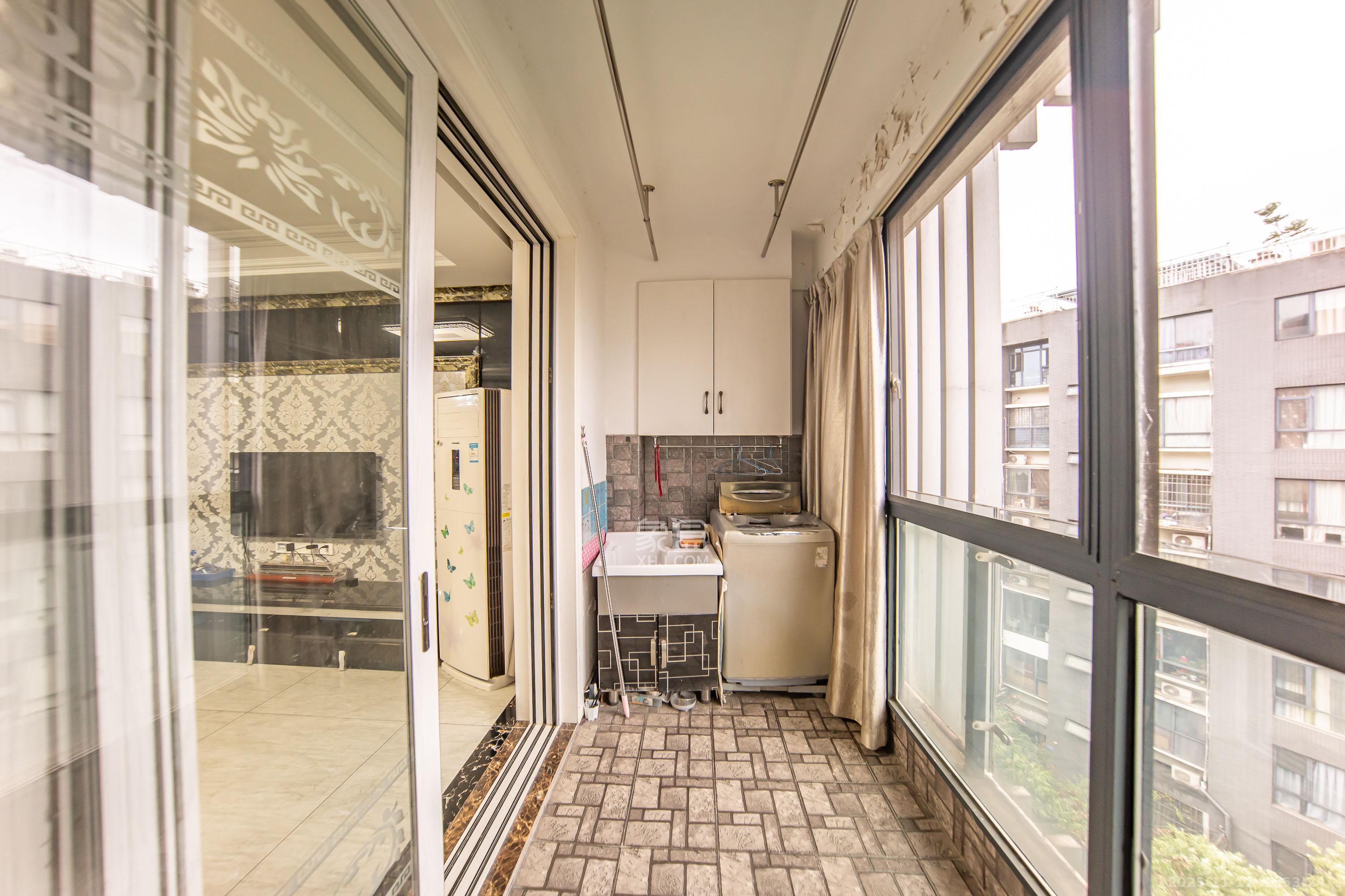 阳光100三期 3室2厅1卫 98.0万 阳光100三期 3室2厅1卫 98.0万阳台