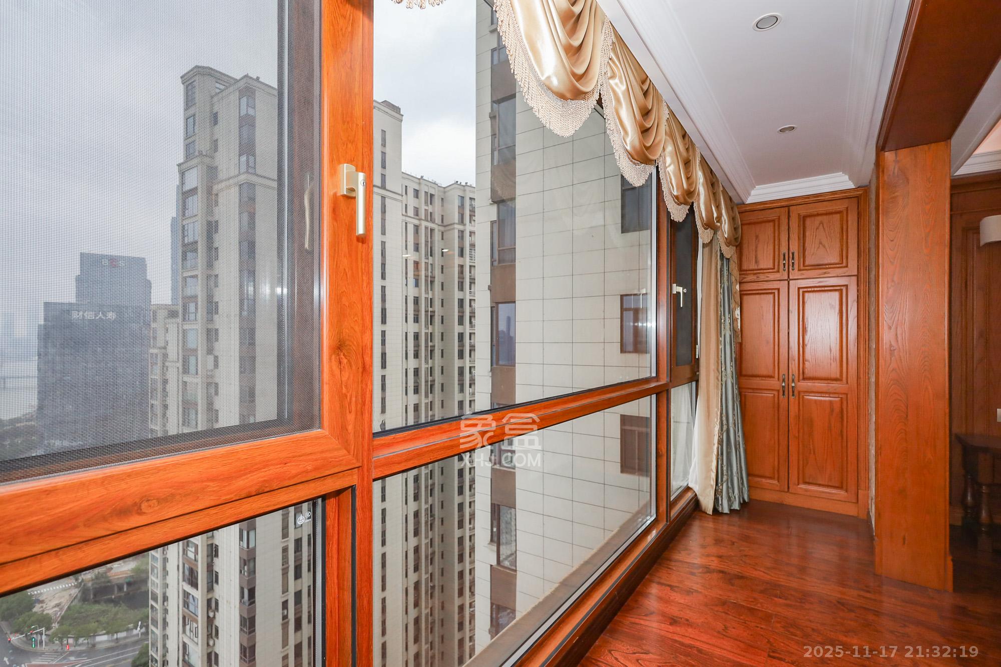 南山雍江汇(滨江国际新城) 4室2厅2卫 358.0万 南山雍江汇(滨江国际新城) 4室2厅2卫 358.0万阳台