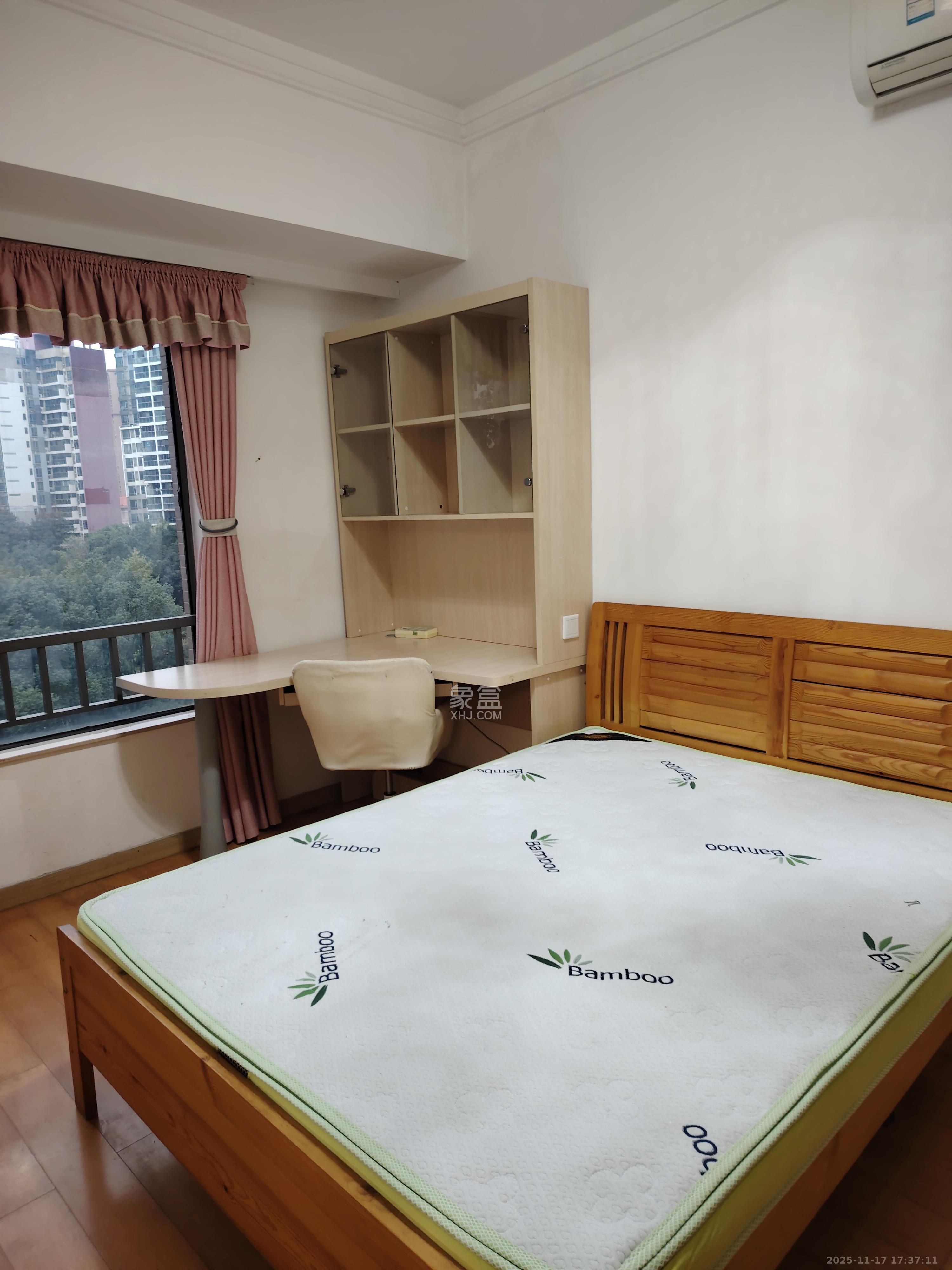 珠江花城四期花盛  1室2厅1卫    2200.0元/月室内图