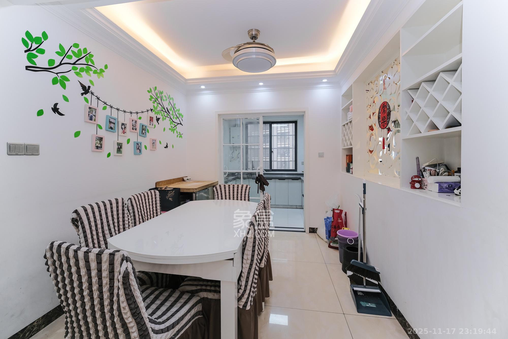 丰源国际 3室2厅1卫 79.8万 丰源国际 3室2厅1卫 79.8万客厅