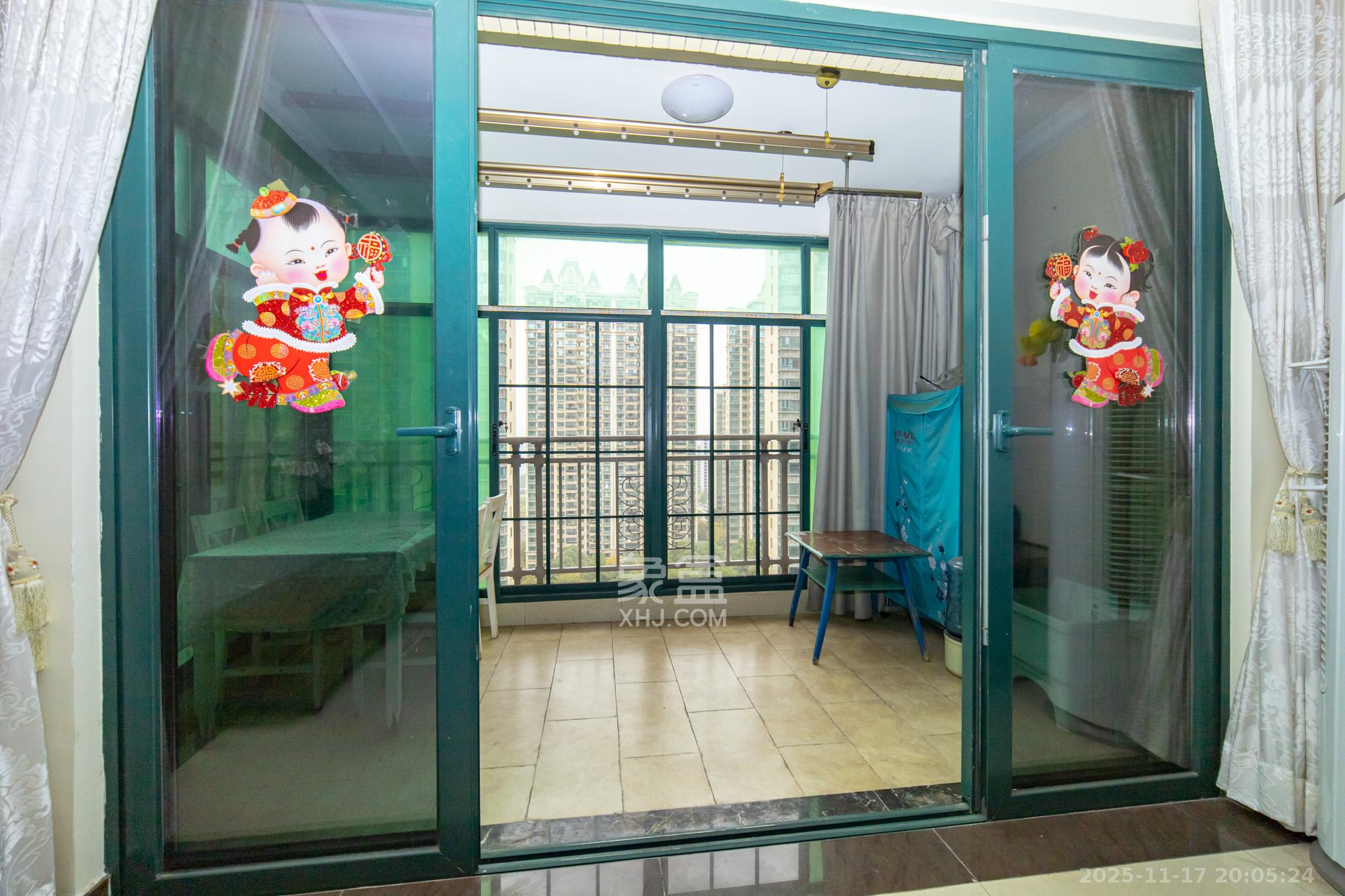 恒大翡翠华庭 4室2厅2卫 130.0万 恒大翡翠华庭 4室2厅2卫 130.0万阳台