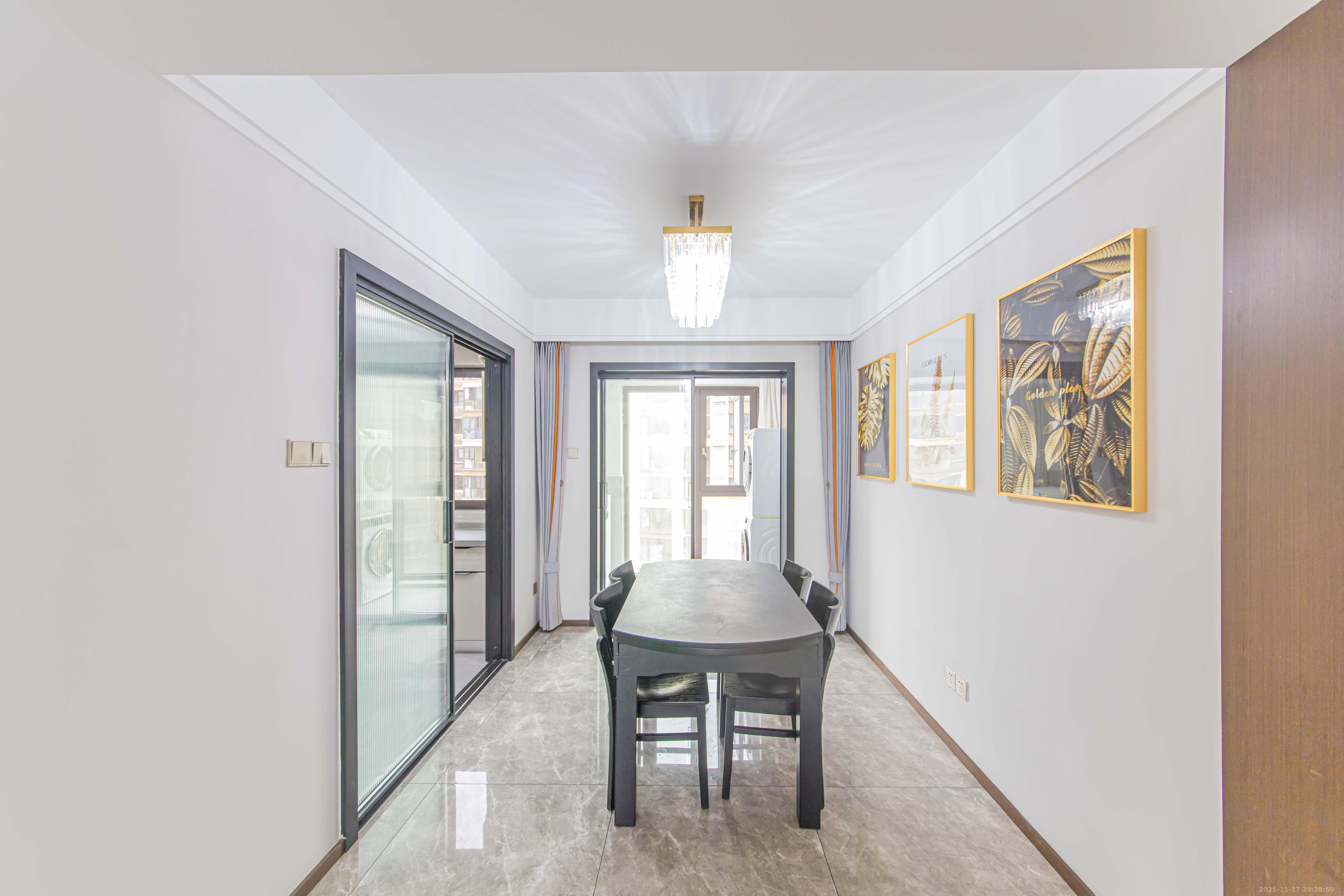 北辰中央公园DF区  4室2厅2卫    155.0万客厅