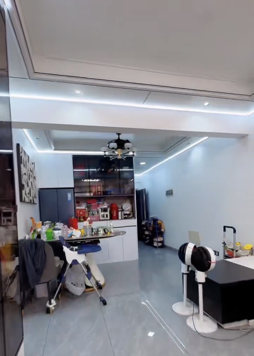 中交怡湖雅苑  1室0厅0卫    125.0万客厅