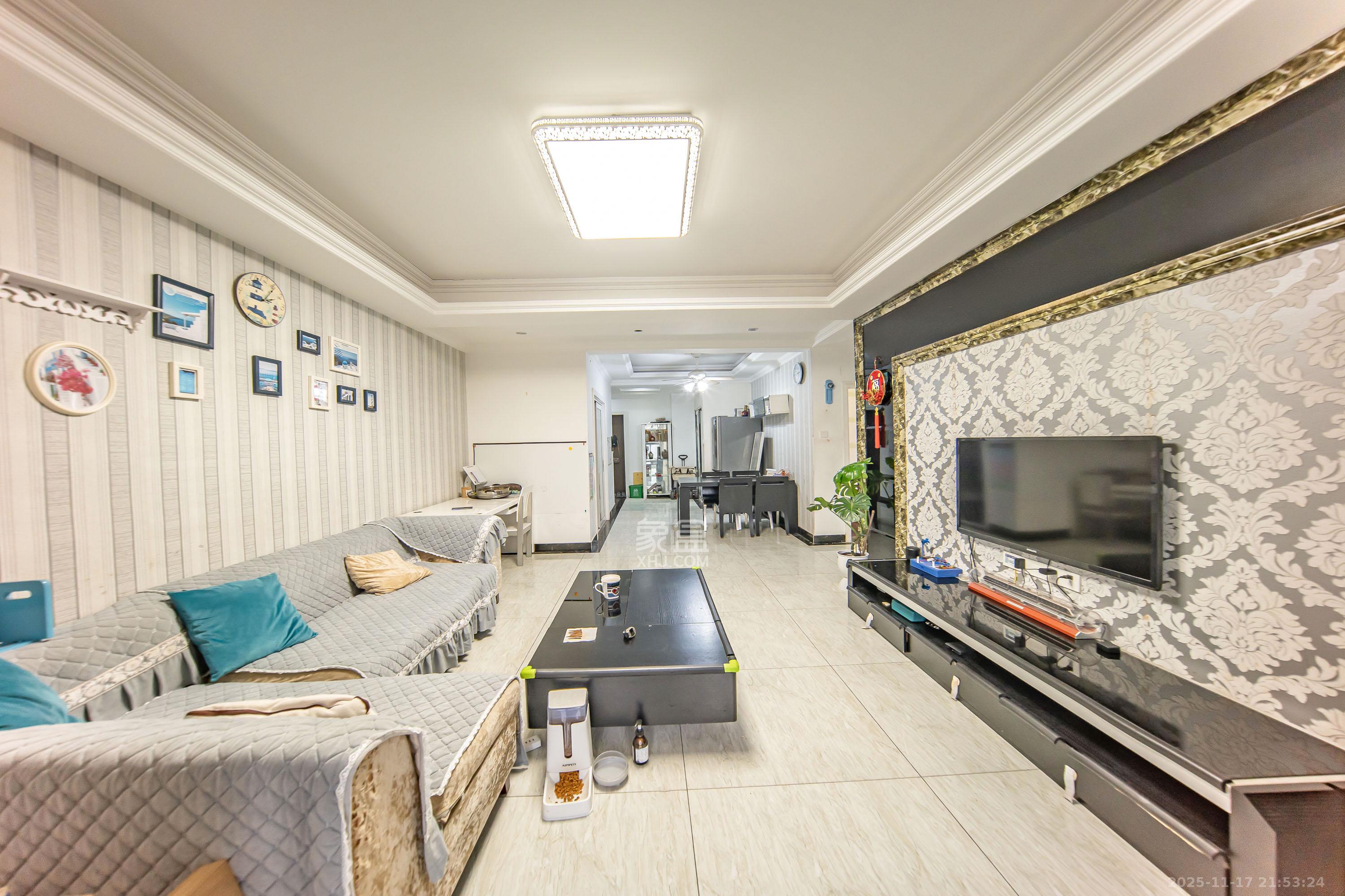 阳光100三期 3室2厅1卫 98.0万 阳光100三期 3室2厅1卫 98.0万客厅