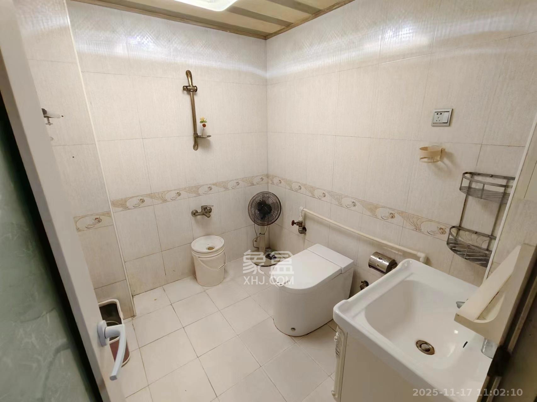 新桥小区  3室2厅2卫    2000.0元/月室内图