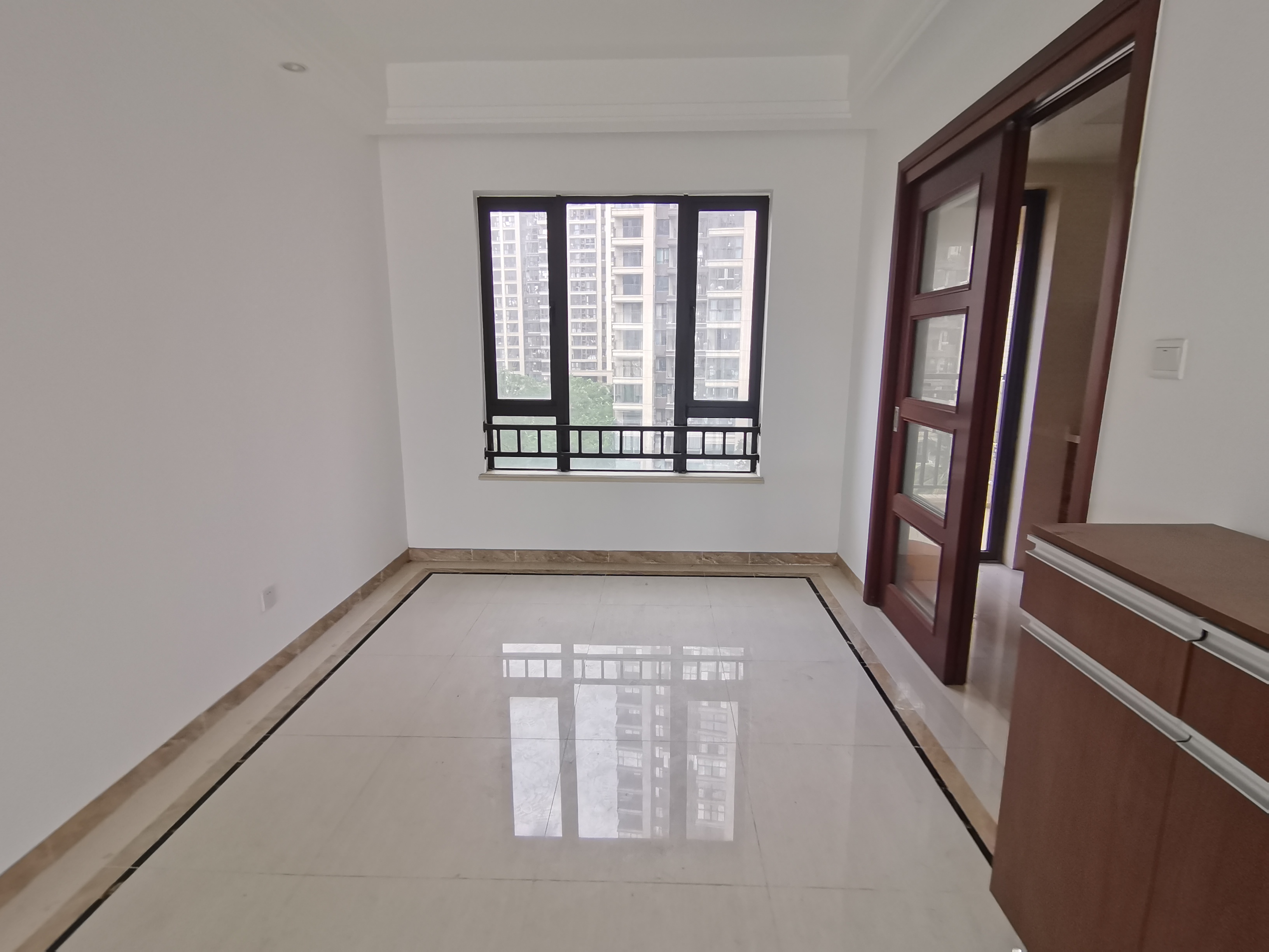 中海锦城 3室2厅2卫 196.0万 中海锦城 3室2厅2卫 196.0万客厅