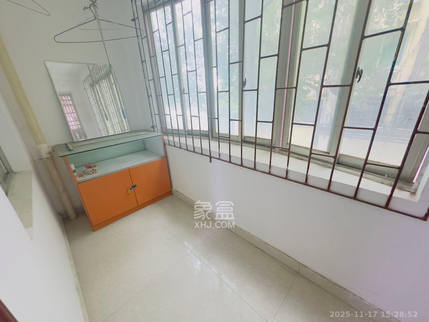 中南汽车世界  2室1厅1卫    1200.0元/月室内图