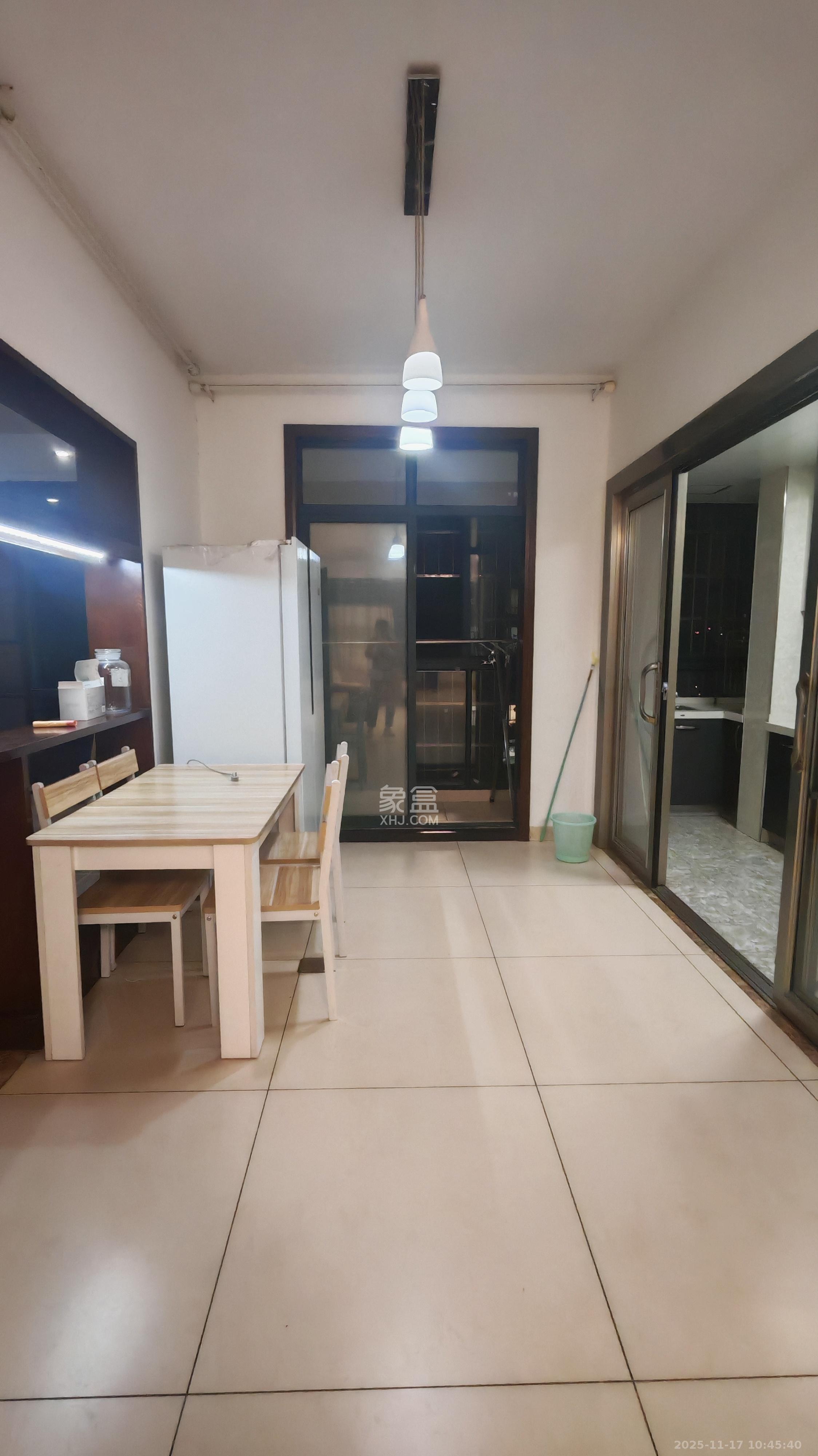 枫华府第  3室2厅2卫    2200.0元/月室内图