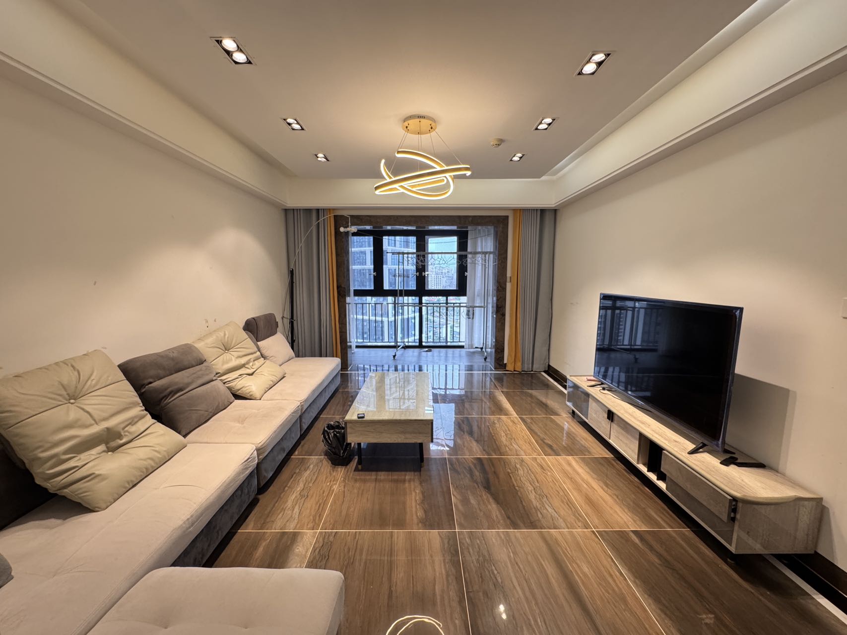 海航豪庭南苑  3室2厅2卫    5000.0元/月