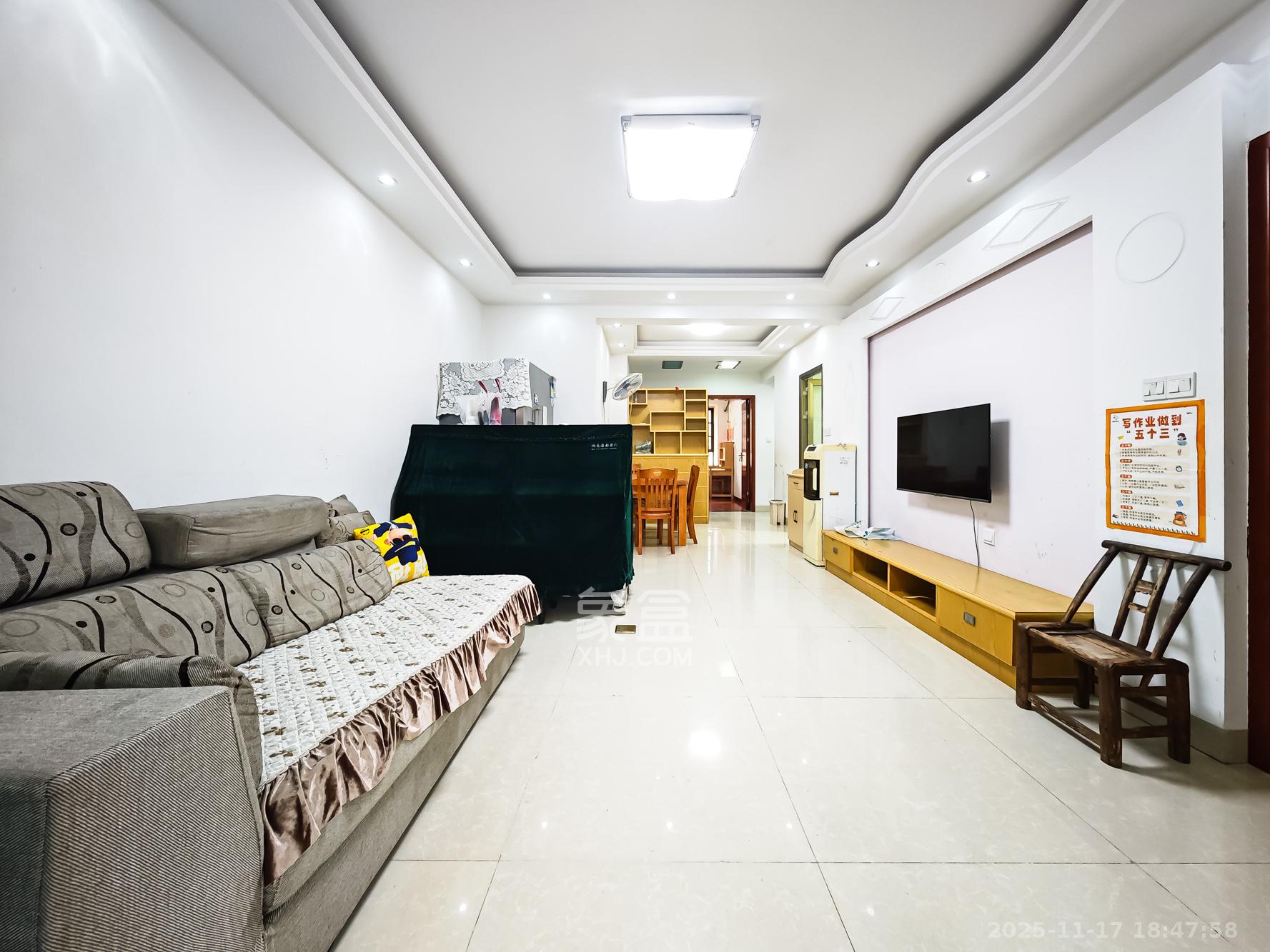 山语城二期  3室2厅1卫    62.8万客厅