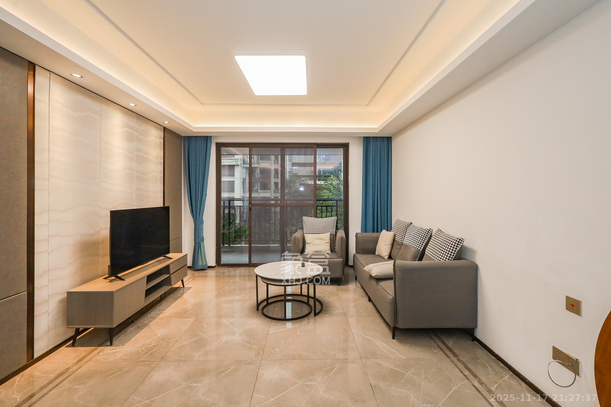 金茂建发泊悦  3室2厅2卫    160.0万客厅