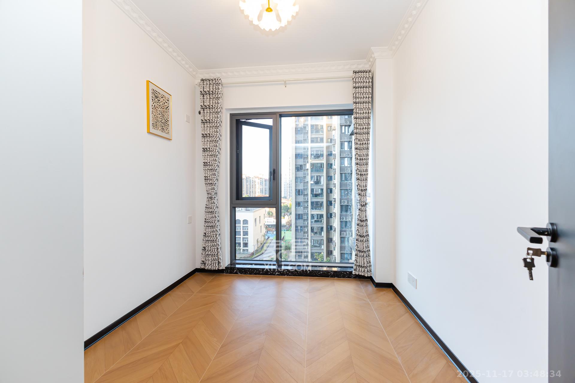 山与墅  4室2厅2卫    105.8万卧室