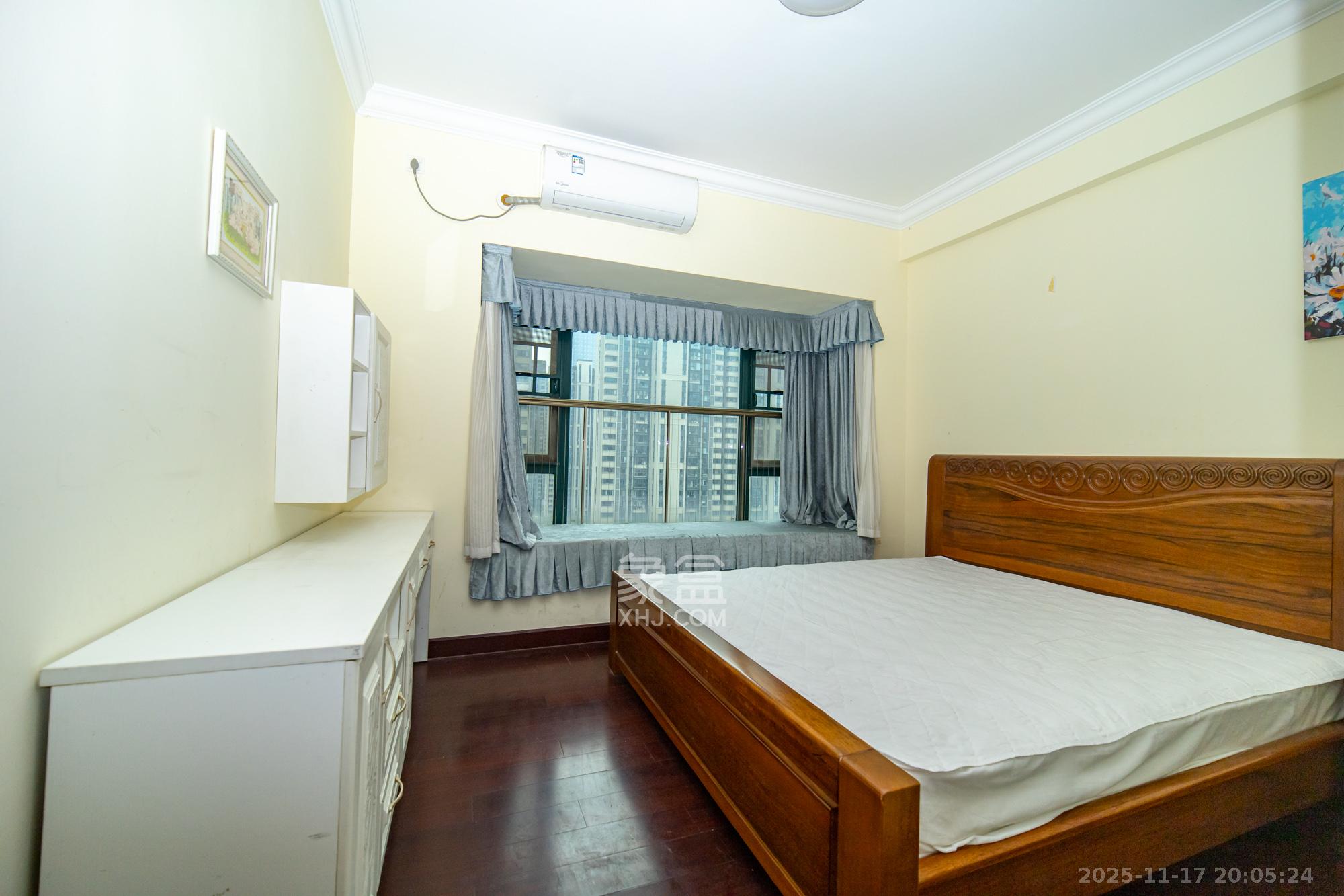 恒大翡翠华庭 4室2厅2卫 130.0万 恒大翡翠华庭 4室2厅2卫 130.0万卧室