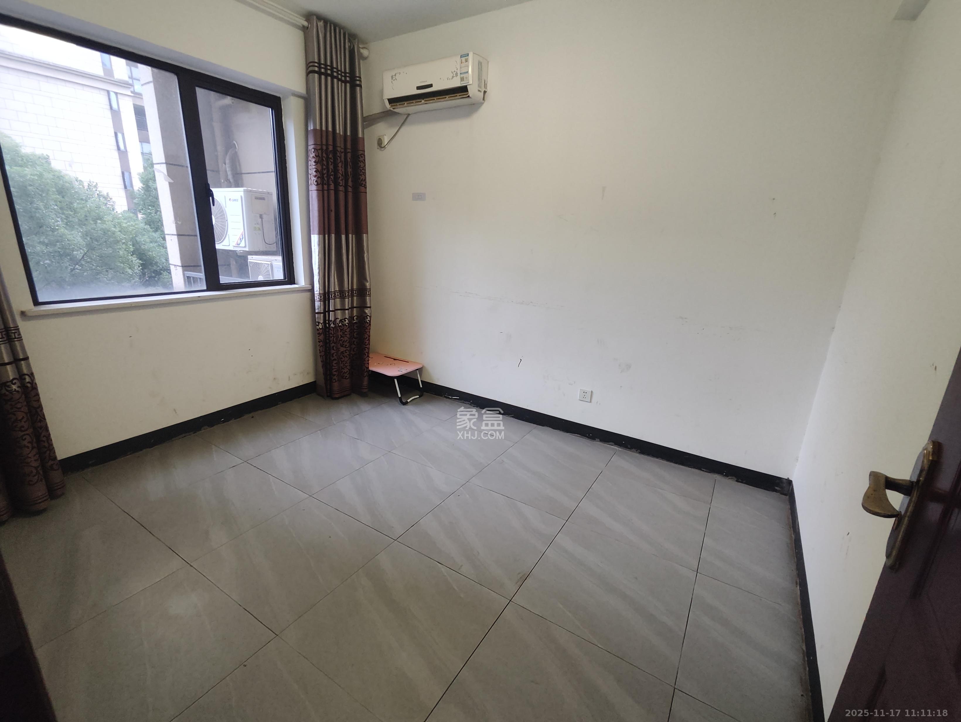 星湖湾一期高层  4室2厅2卫    2890.0元/月室内图