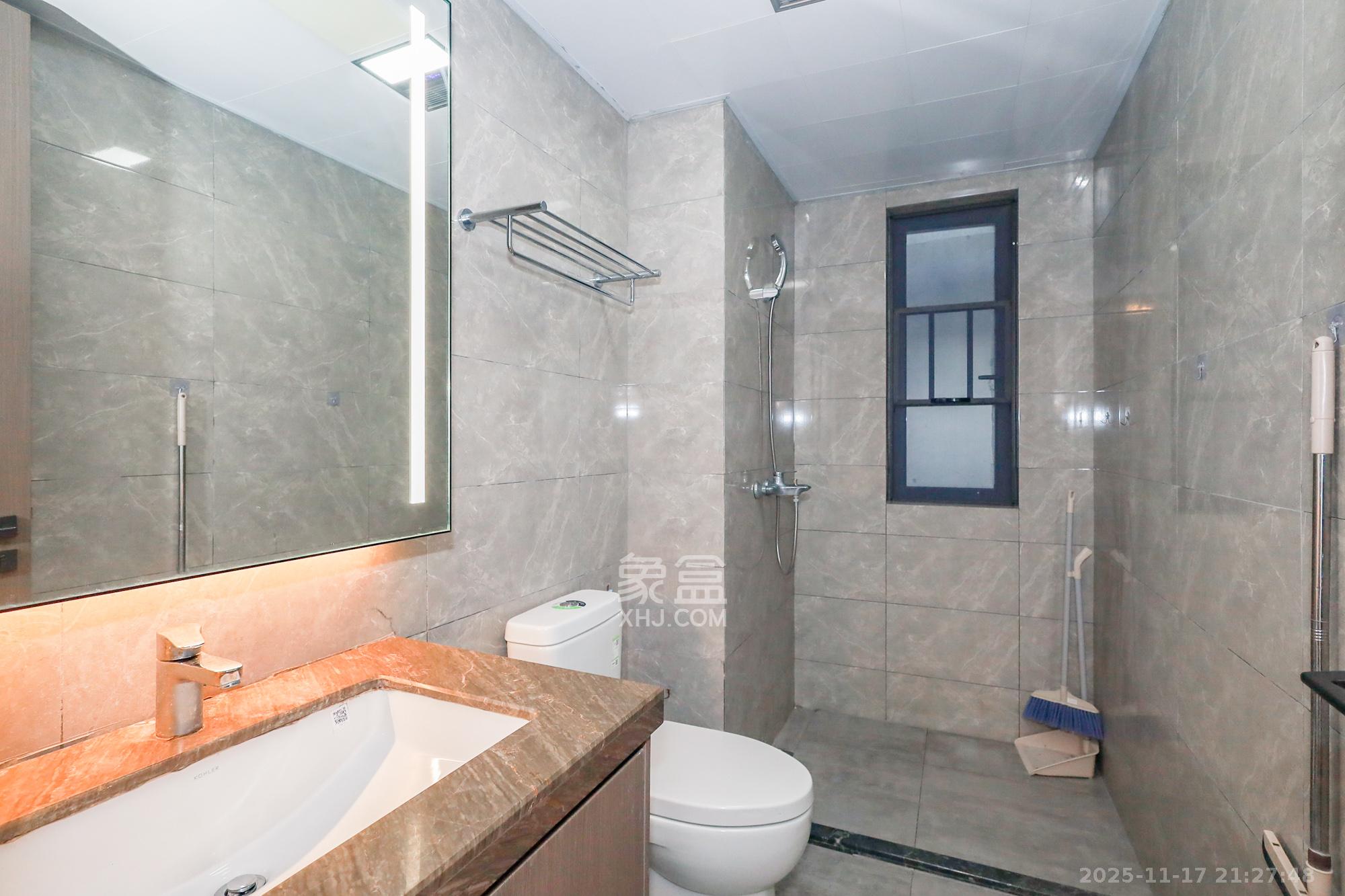 金茂建发泊悦  3室2厅2卫    160.0万卫生间