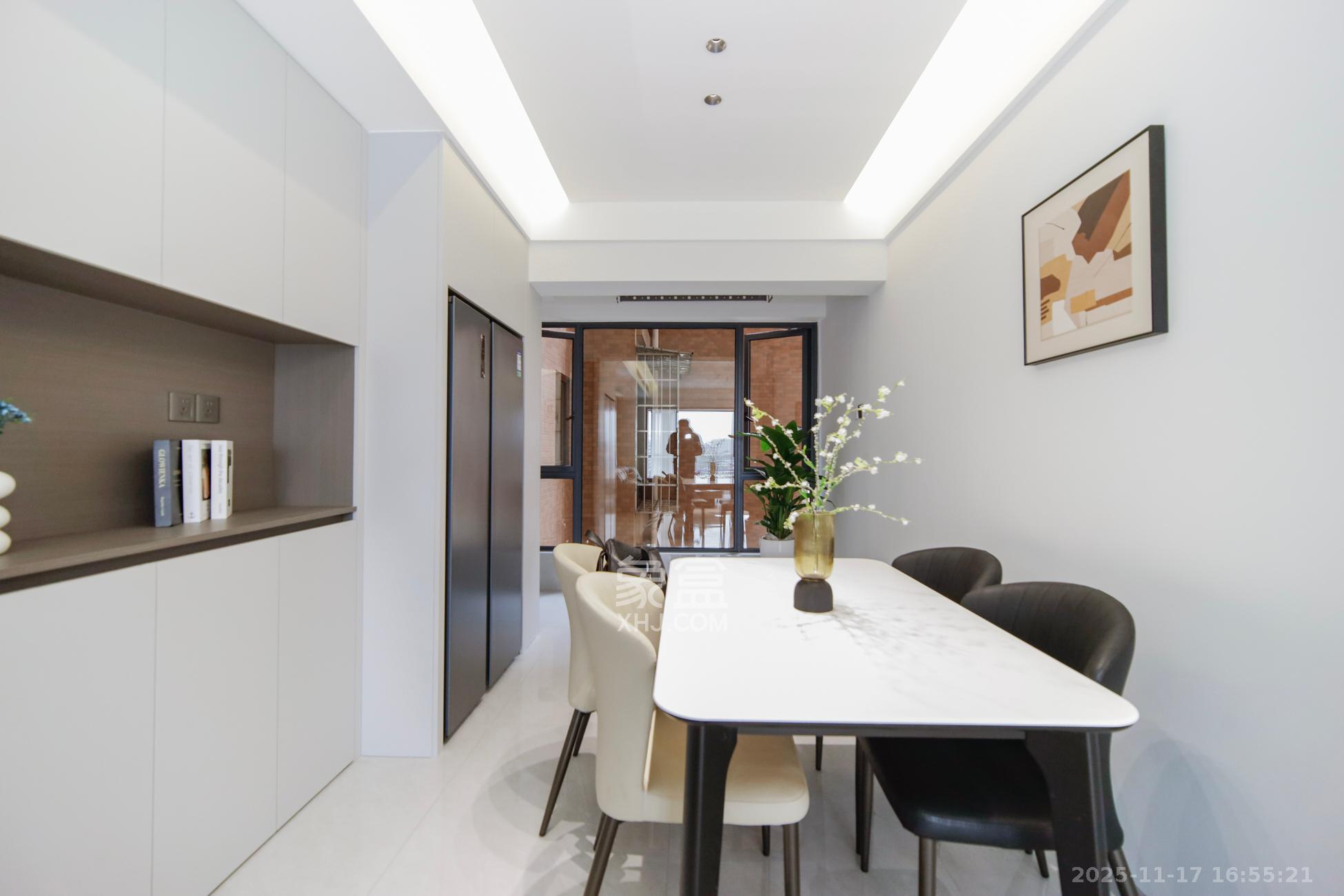 上海城小区  1室2厅2卫    118.0万客厅