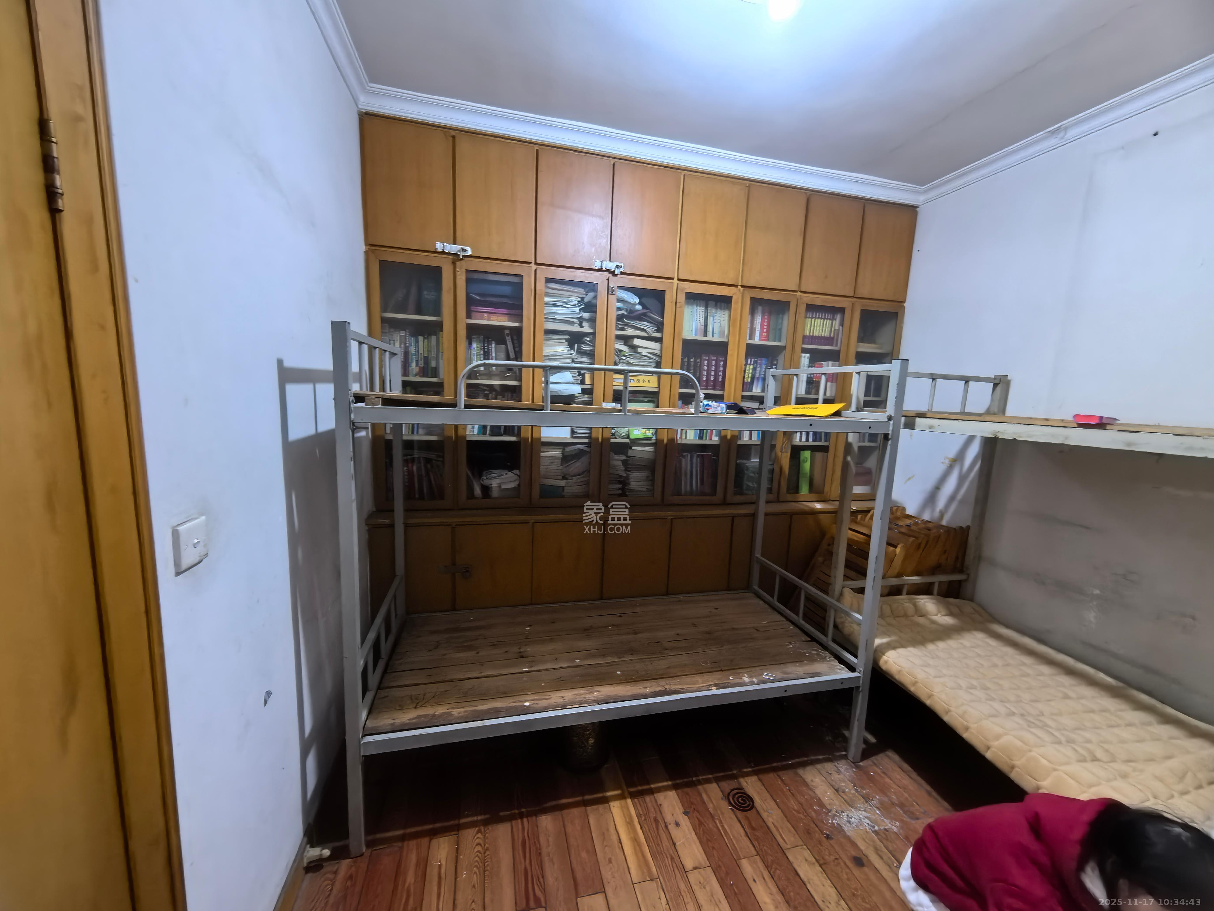 省工商局院内宿舍(江边工商局) 1室2厅2卫 3300.0元/月 省工商局院内宿舍(江边工商局) 1室2厅2卫 3300.0元/月室内图