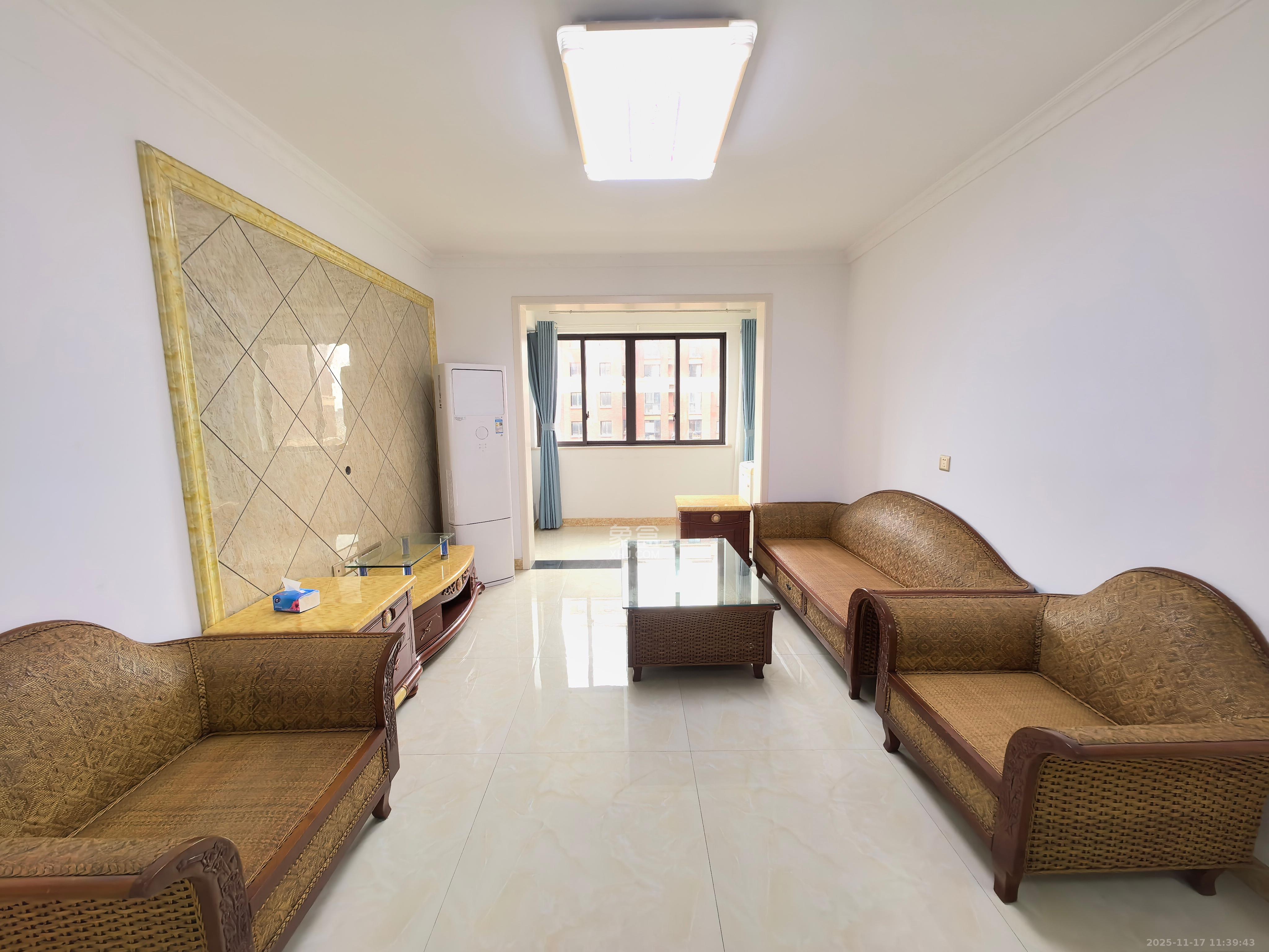 新城国际花都  3室2厅1卫    1800.0元/月室内图