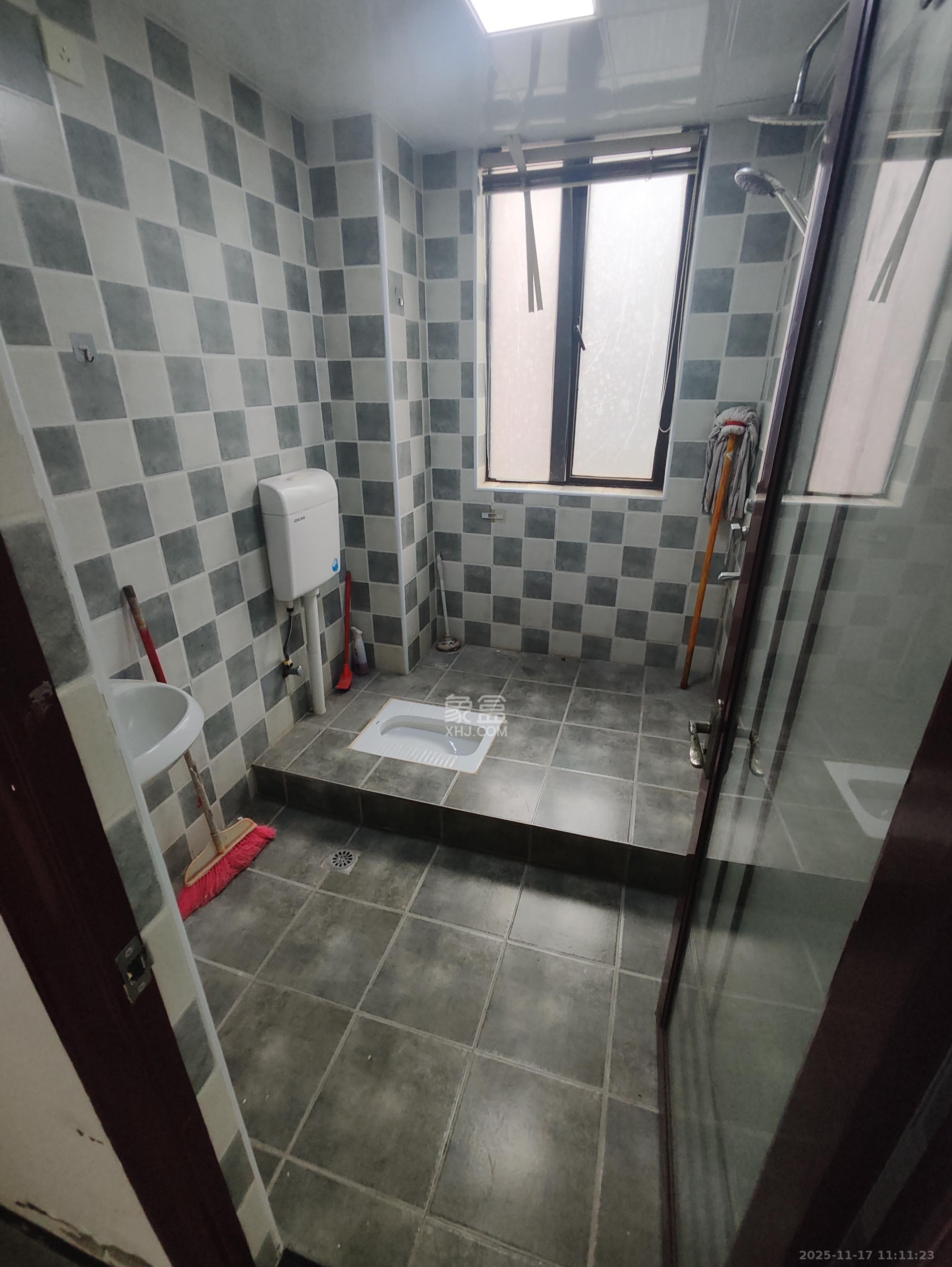 星湖湾一期高层  4室2厅2卫    2890.0元/月室内图