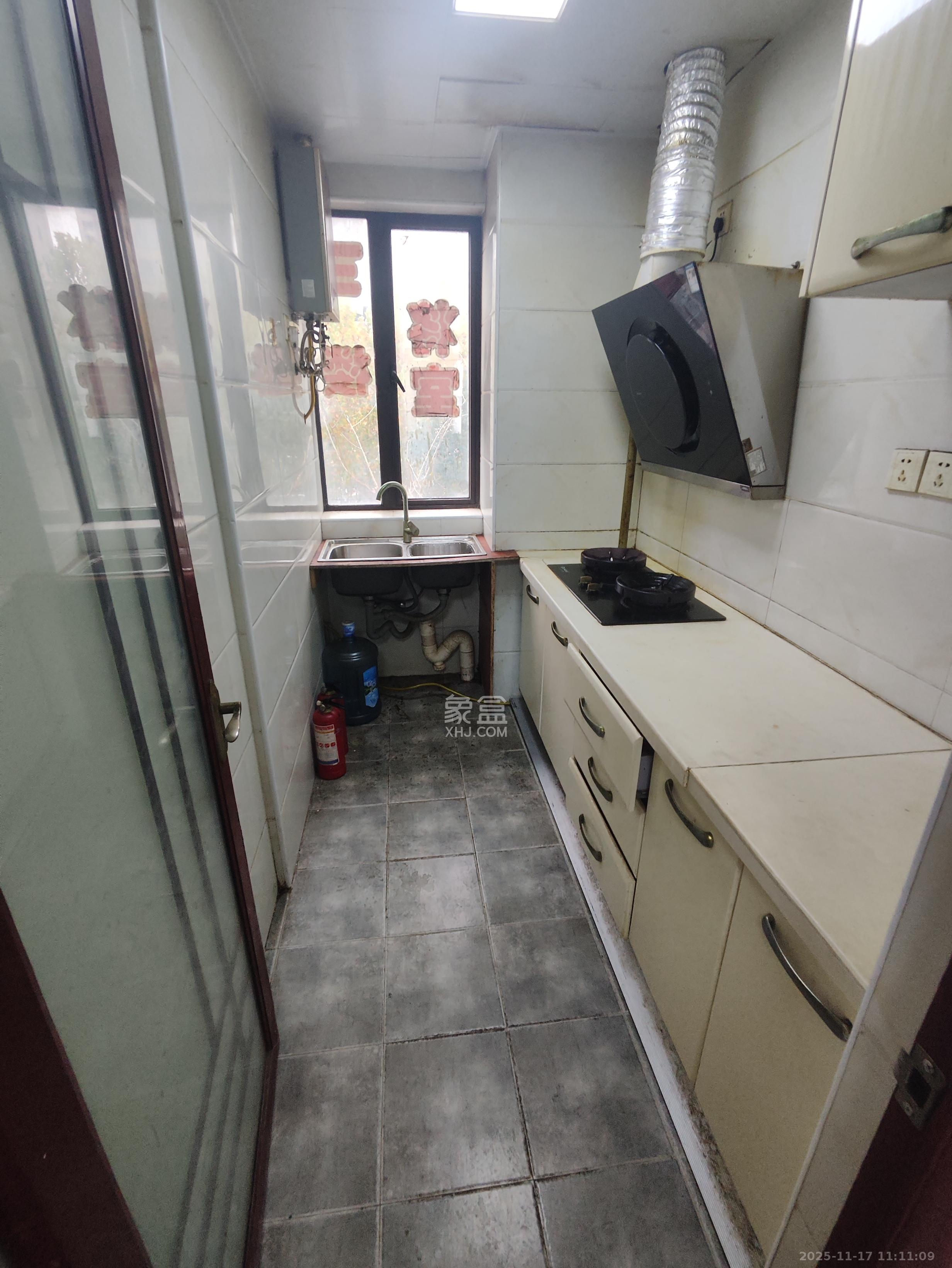 星湖湾一期高层  4室2厅2卫    2890.0元/月室内图