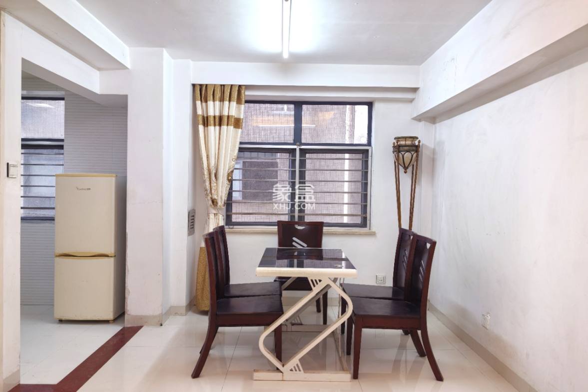 名门广场北区(二期) 3室2厅1卫 126.0万 名门广场北区(二期) 3室2厅1卫 126.0万客厅