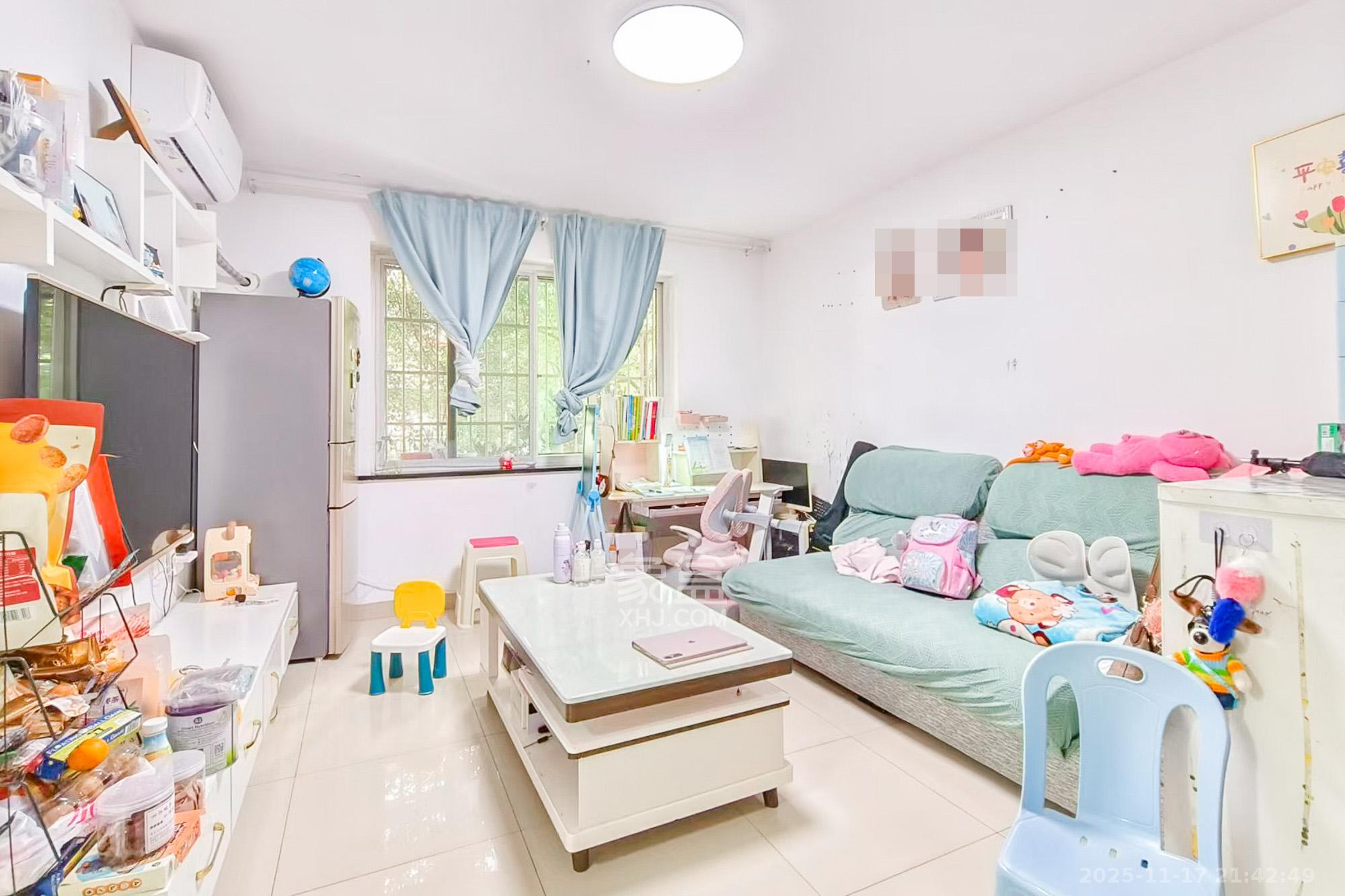 新诚小区 2室1厅1卫 40.0万 新诚小区 2室1厅1卫 40.0万客厅