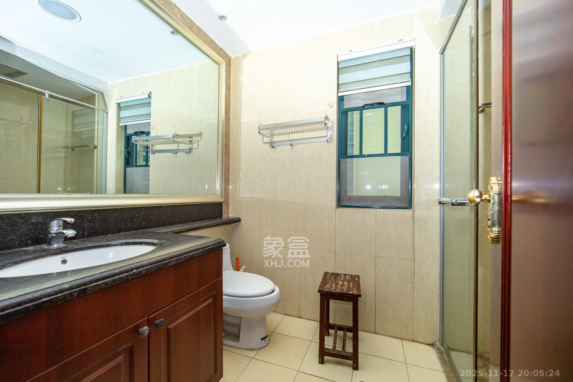 恒大翡翠华庭 4室2厅2卫 130.0万 恒大翡翠华庭 4室2厅2卫 130.0万卫生间