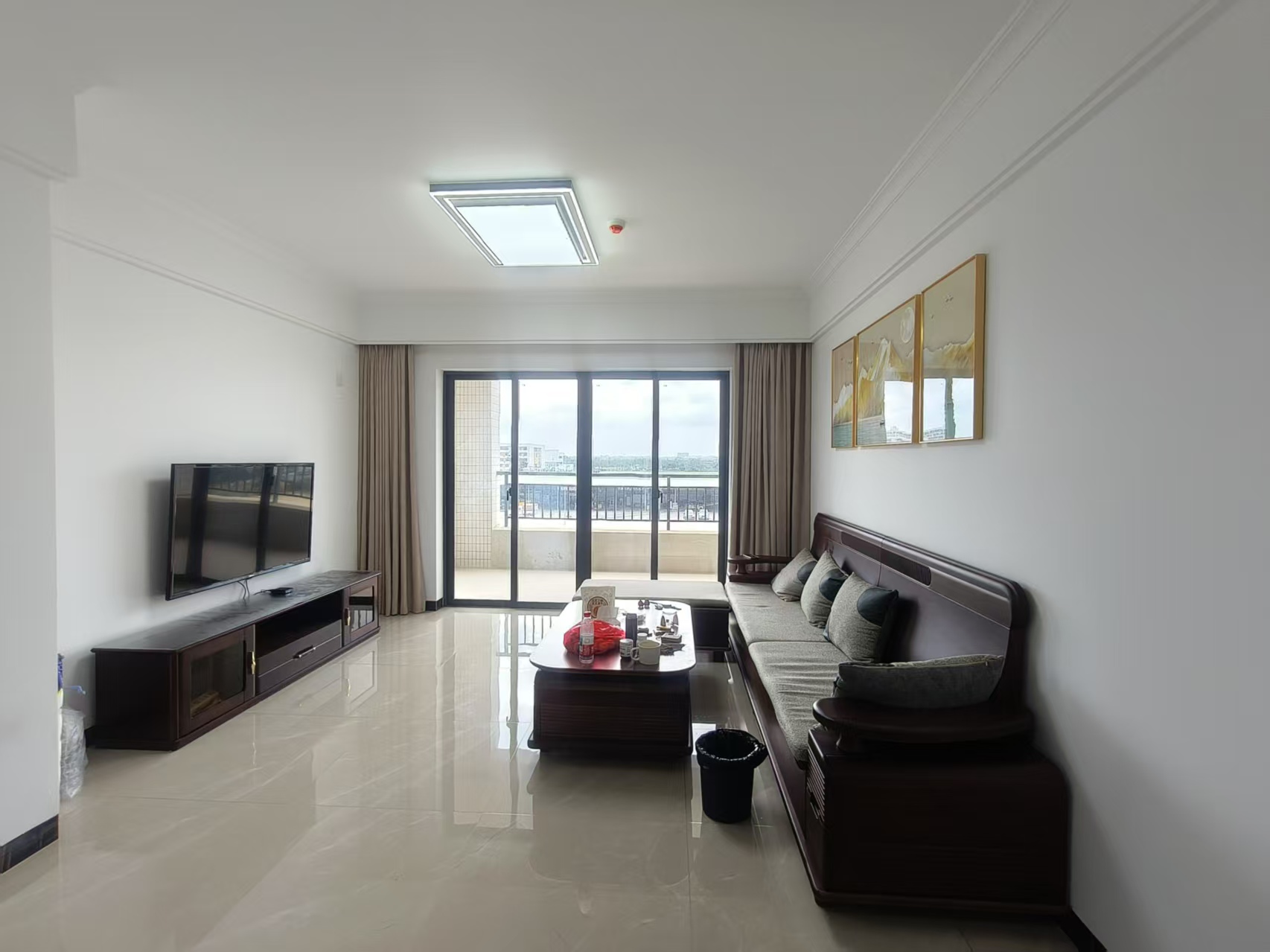 椰海家园二期 3室2厅2卫 2500.0元/月 椰海家园二期 3室2厅2卫 2500.0元/月室内图