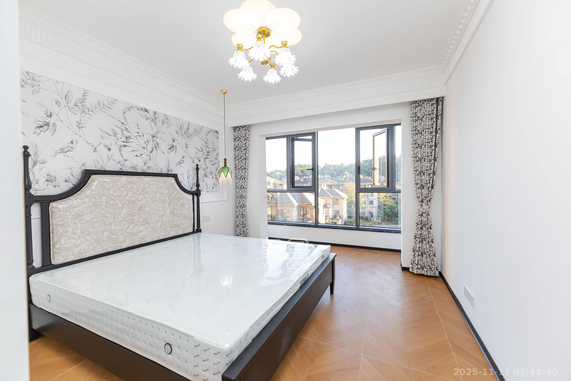 山与墅  4室2厅2卫    105.8万卧室