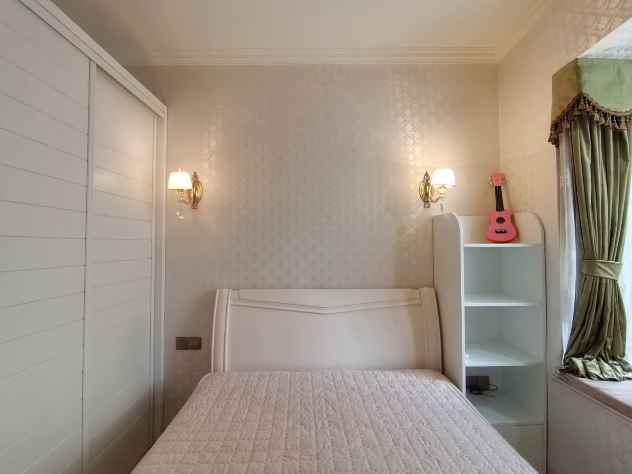 海航豪庭北苑  3室2厅2卫    360.0万客厅