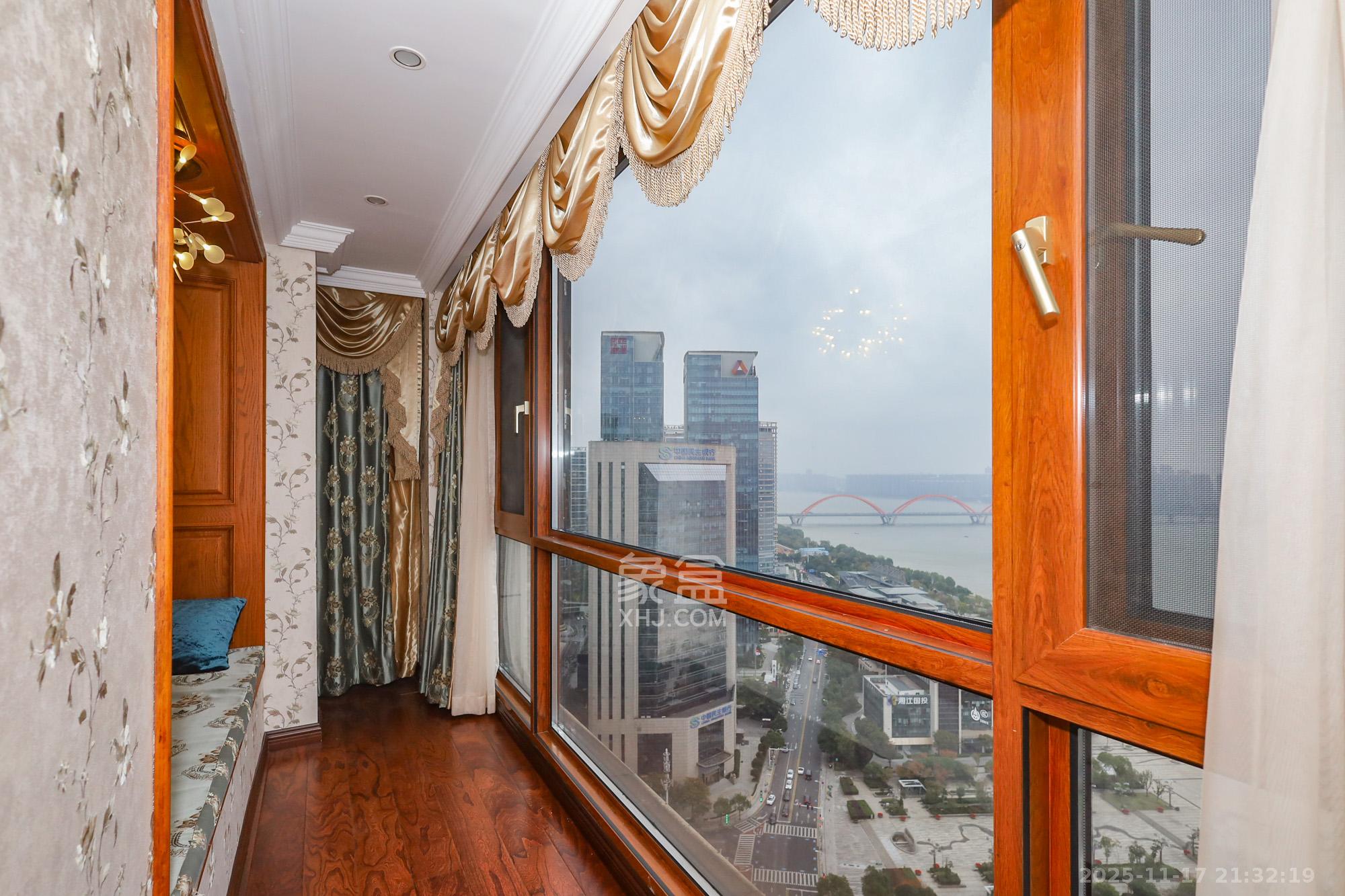 南山雍江汇(滨江国际新城) 4室2厅2卫 358.0万 南山雍江汇(滨江国际新城) 4室2厅2卫 358.0万阳台